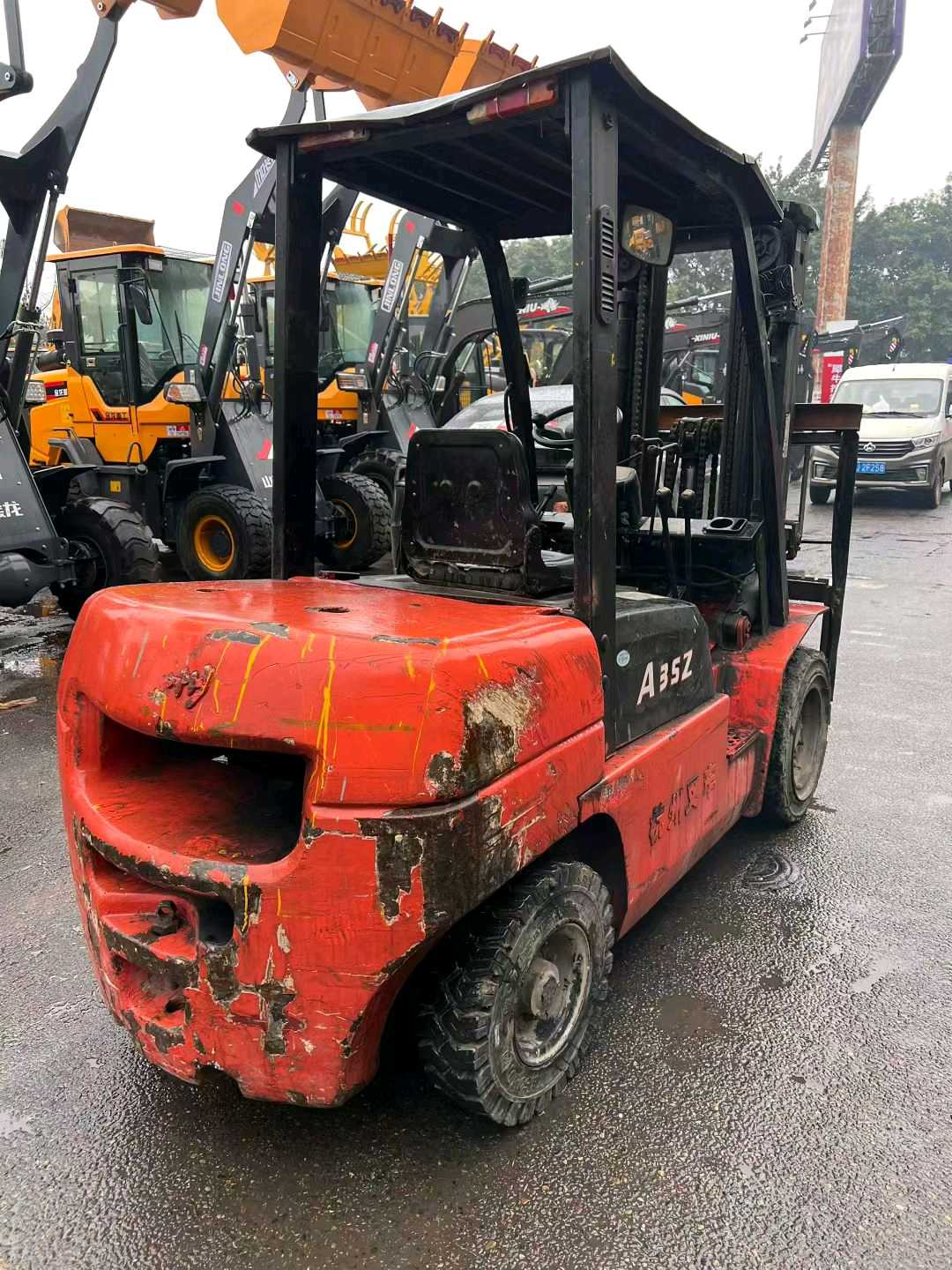 重庆市两江新区昆仑大道51号附8号二手杭叉3.5吨升高0米柴油叉车
