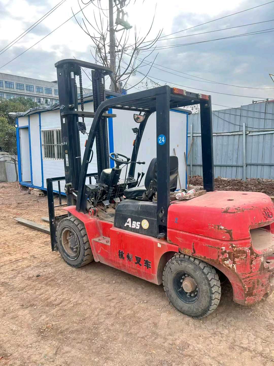 浙江省金华市婺城区后丰路300号二手杭叉3.5吨升高0米柴油叉车