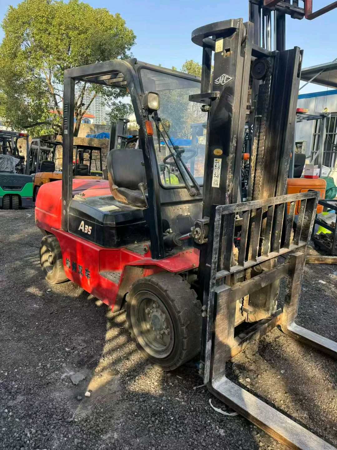 浙江省台州市椒江区市府大道西段999号二手杭叉3.5吨升高0米柴油叉车