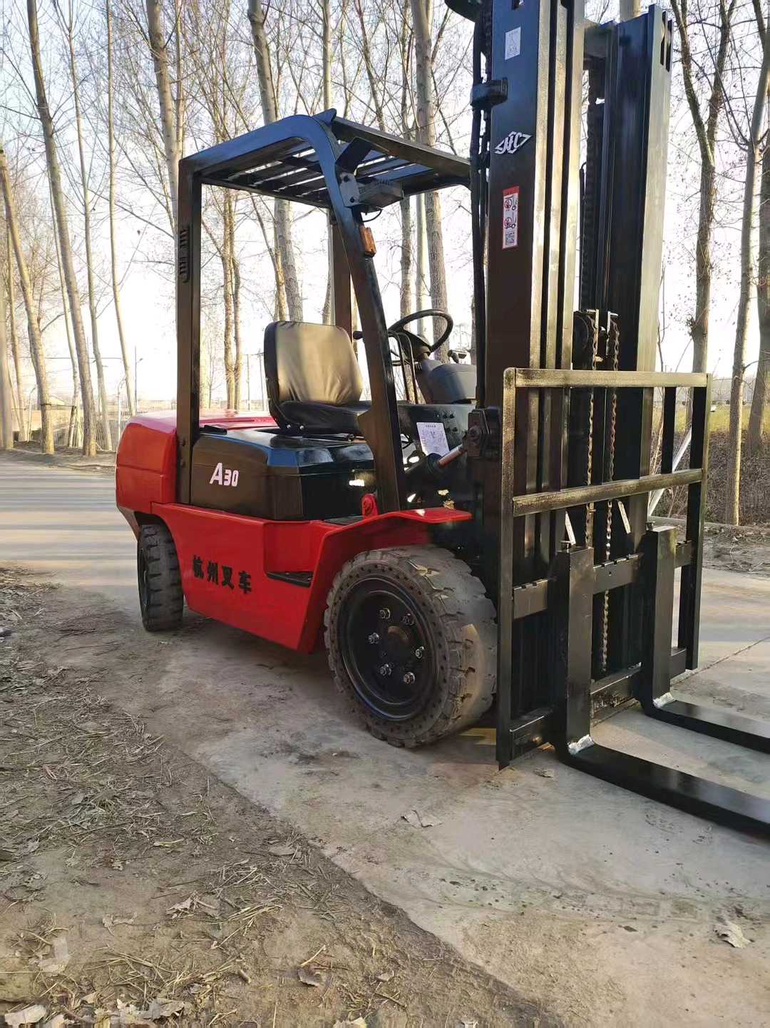 山东省临沂市兰山区沂蒙路223号二手杭叉3吨升高0米柴油叉车