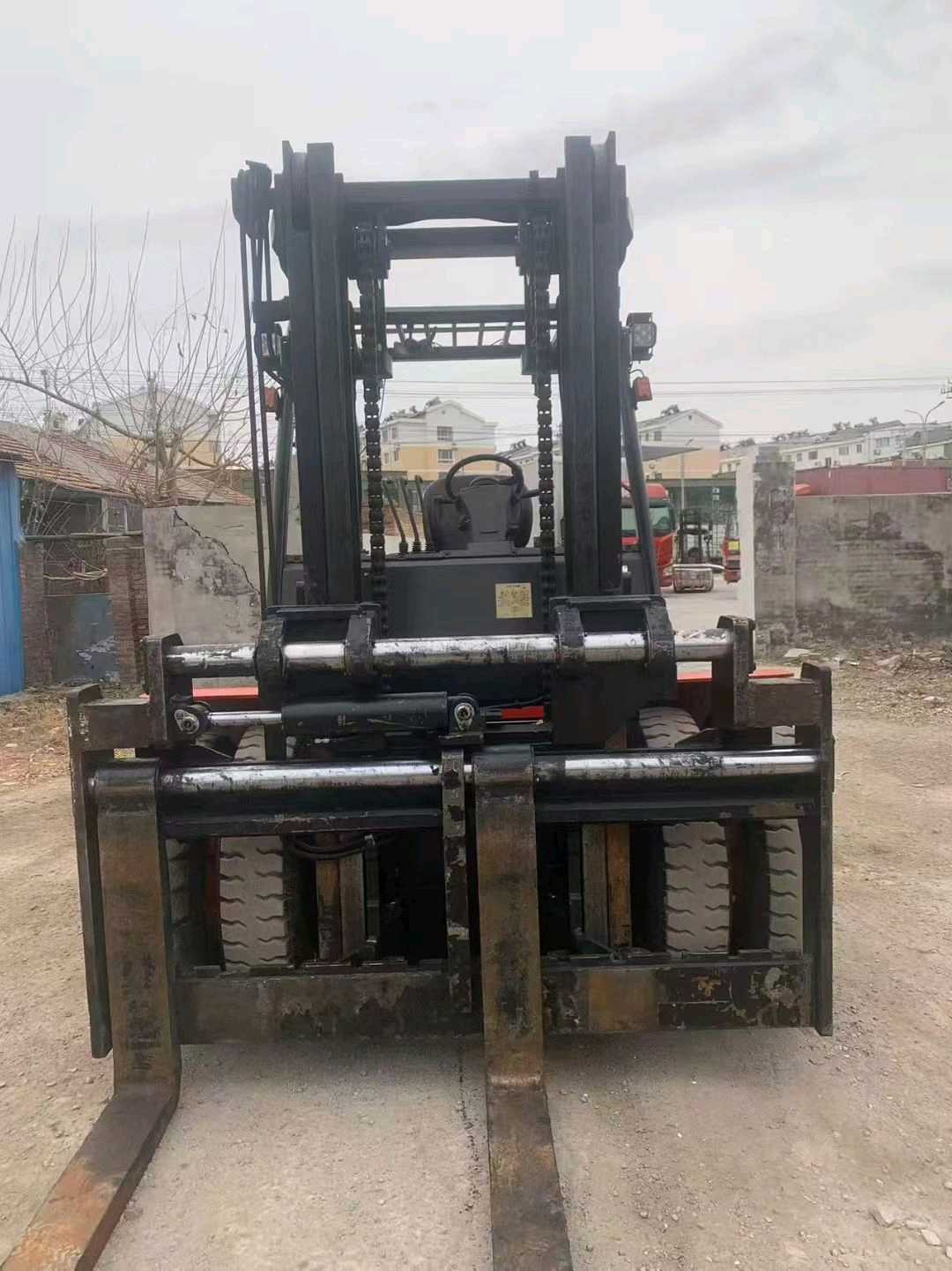 山东省德州市德城区迎宾大街二手杭叉8.5吨升高0米柴油叉车