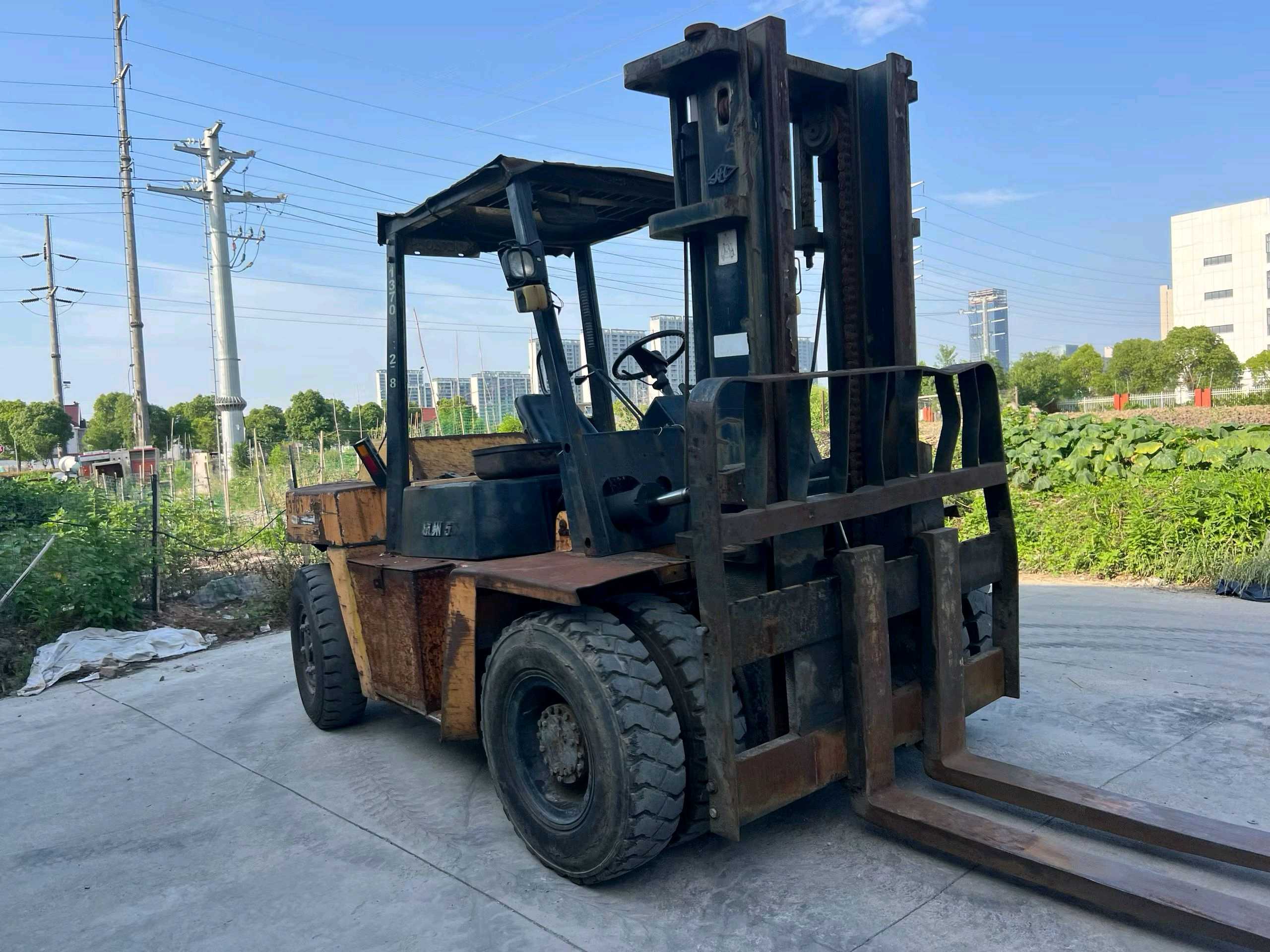 江苏省苏州市姑苏区苏站路27号(苏州火车站地铁站1A入口旁)二手杭叉5吨升高0米柴油叉车