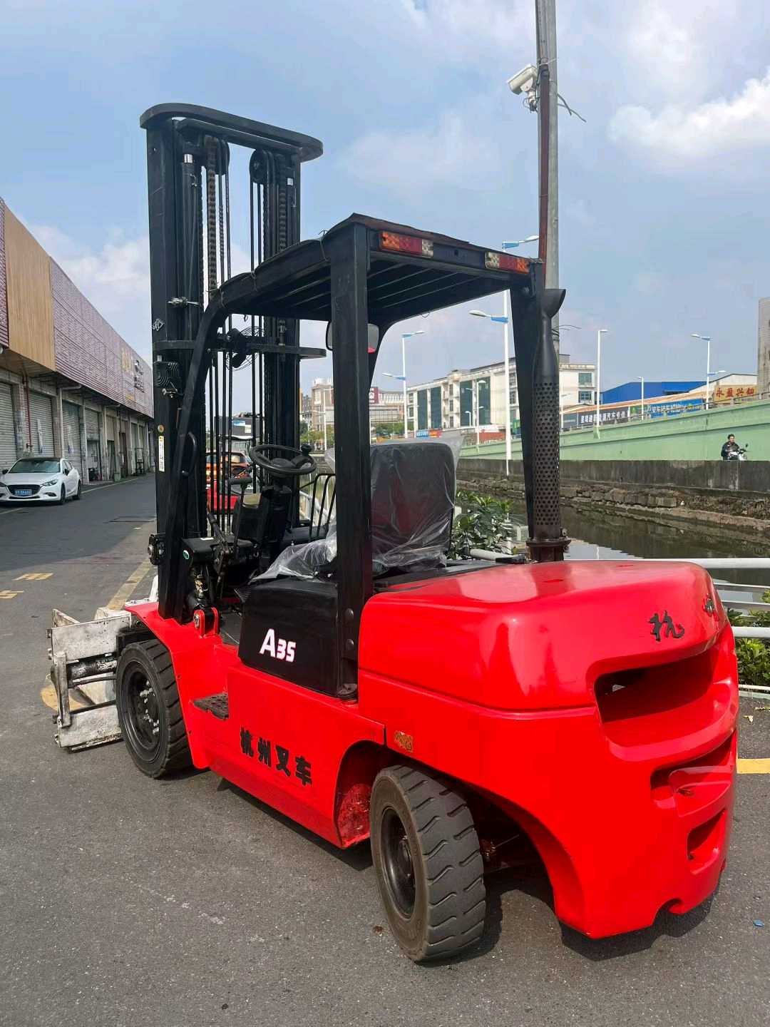 广东省佛山市南海区狮山镇西站东路长安园西670米二手杭叉3.5吨升高0米柴油叉车