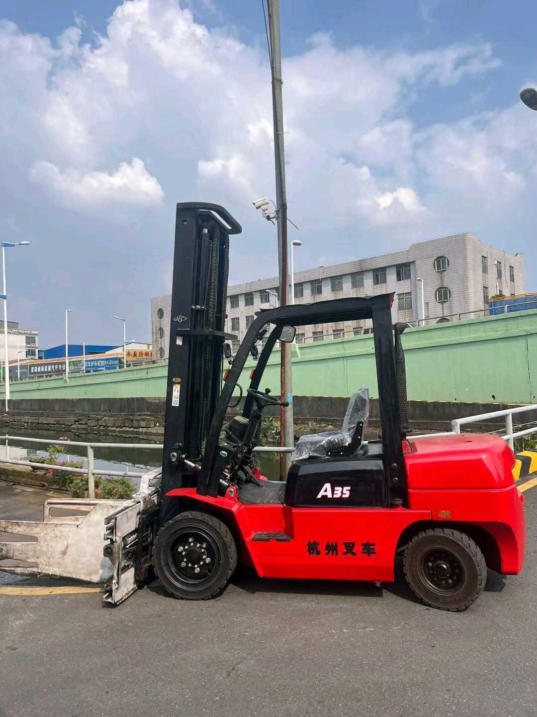 广东省佛山市南海区狮山镇西站东路长安园西670米二手杭叉3.5吨升高0米柴油叉车