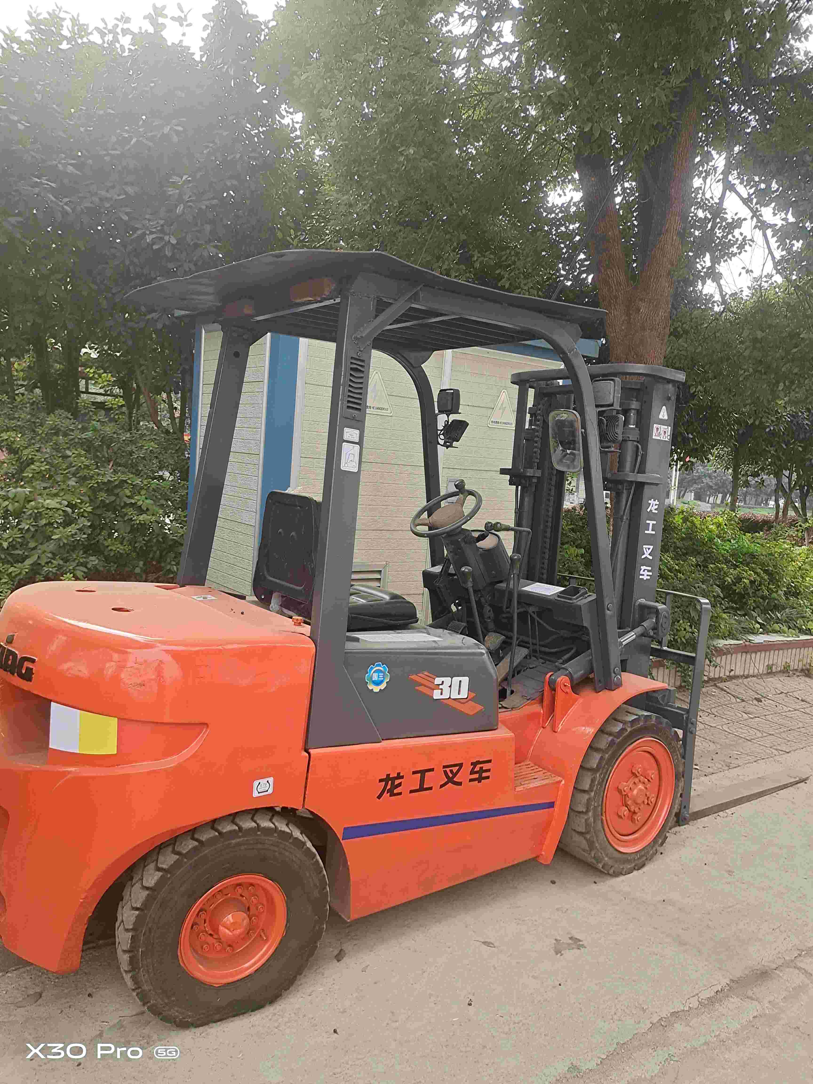 湖北省咸宁市赤壁市赤壁大道427号二手龙工257743.0吨升高0米柴油叉车