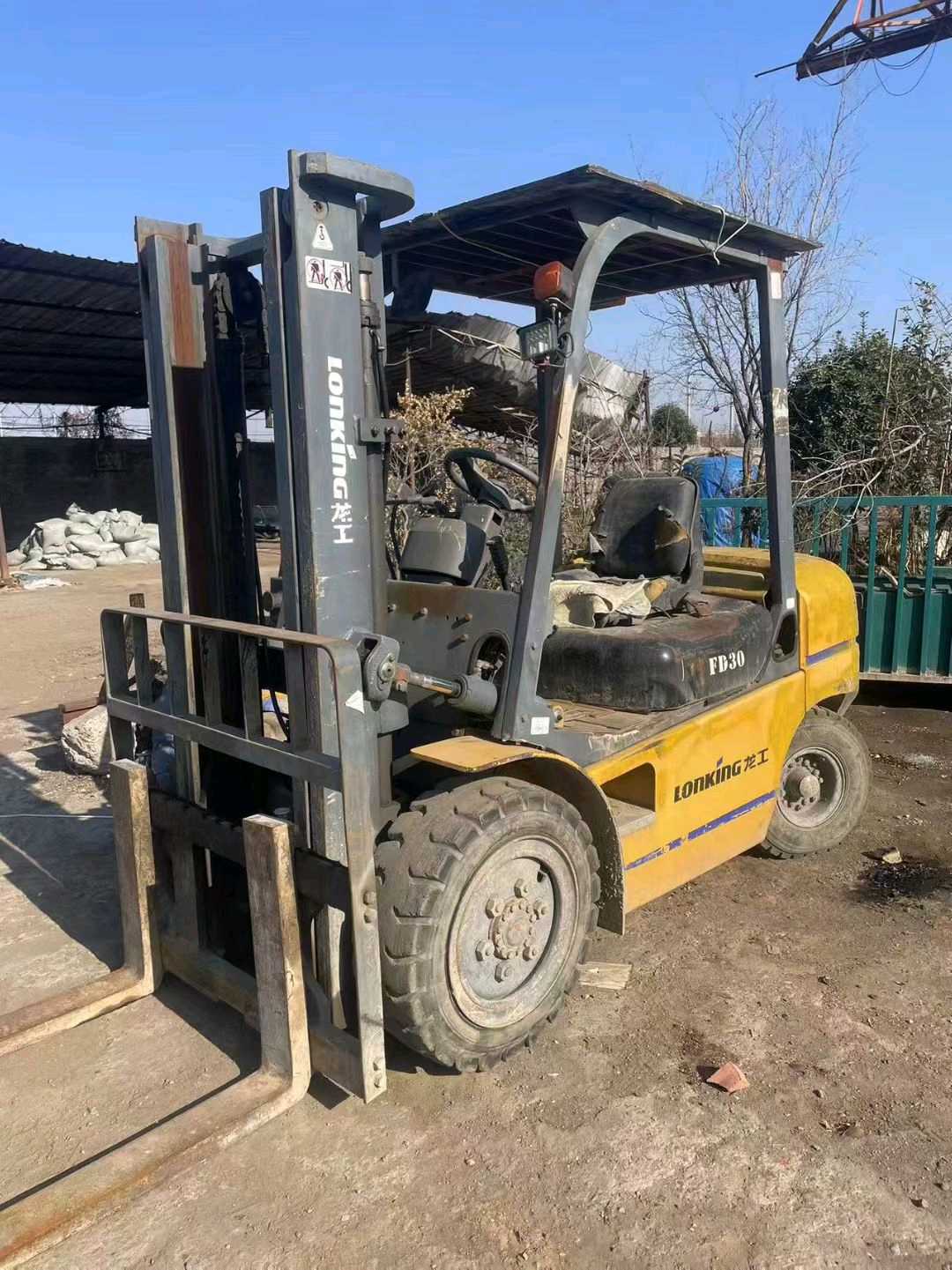 河北省沧州市新华区新华路二手龙工3吨升高0米柴油叉车