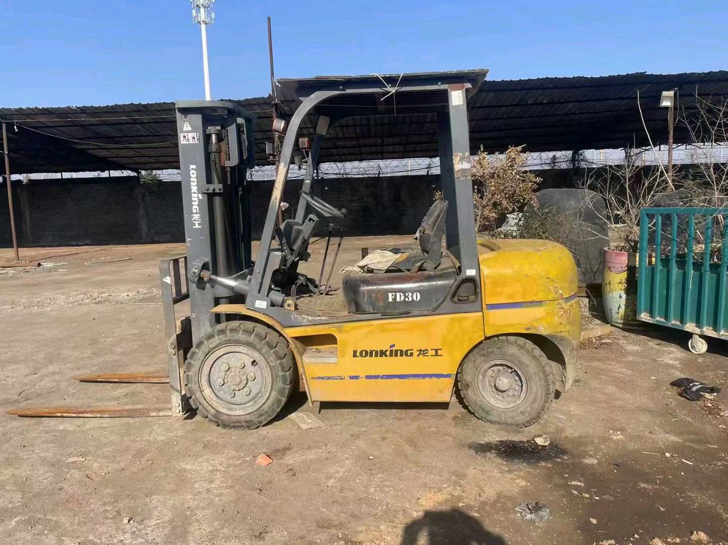 二手龙工3吨柴油叉车出售