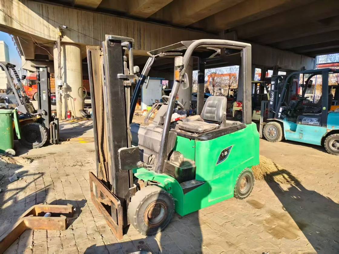 辽宁省沈阳市于洪区洪汇路16-2号和泰金葵园二手杭叉1.8吨升高0米电动叉车