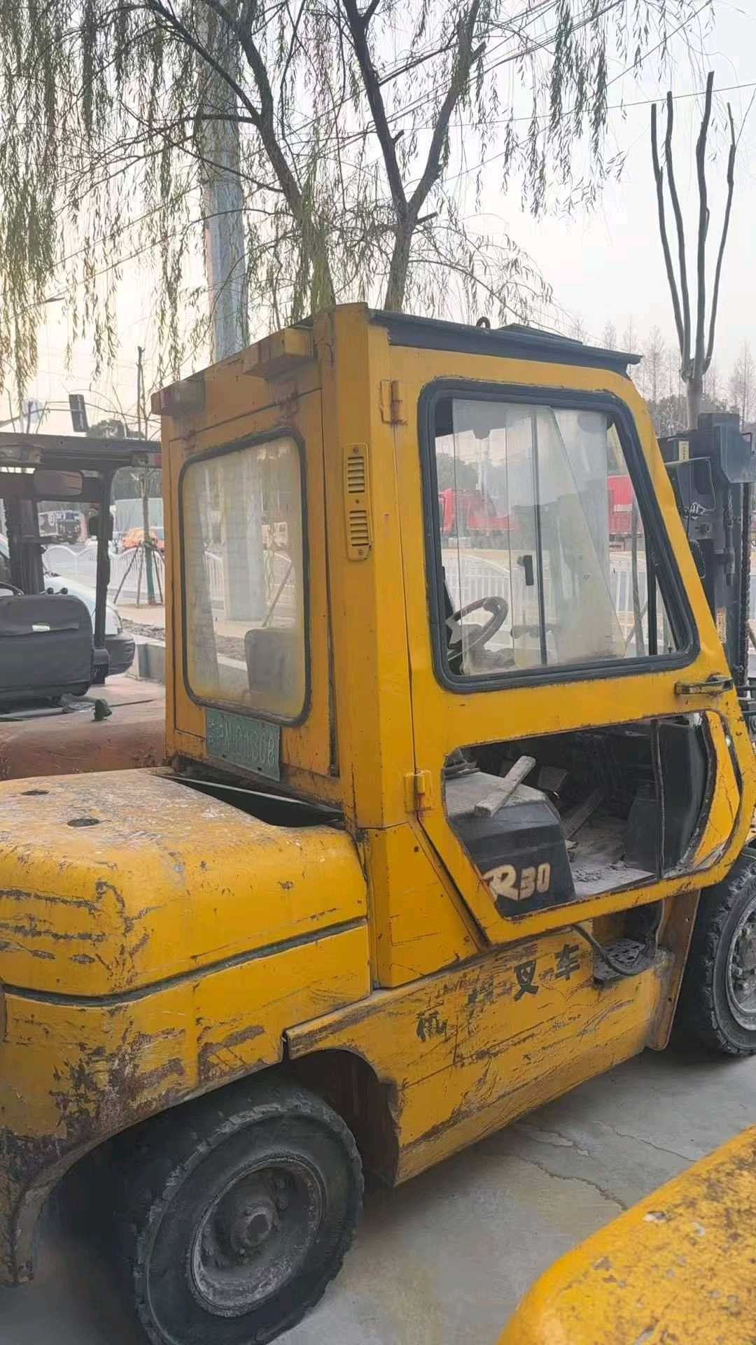 江苏省苏州市姑苏区苏站路27号(苏州火车站地铁站1A入口旁)二手合力3吨升高0米柴油叉车