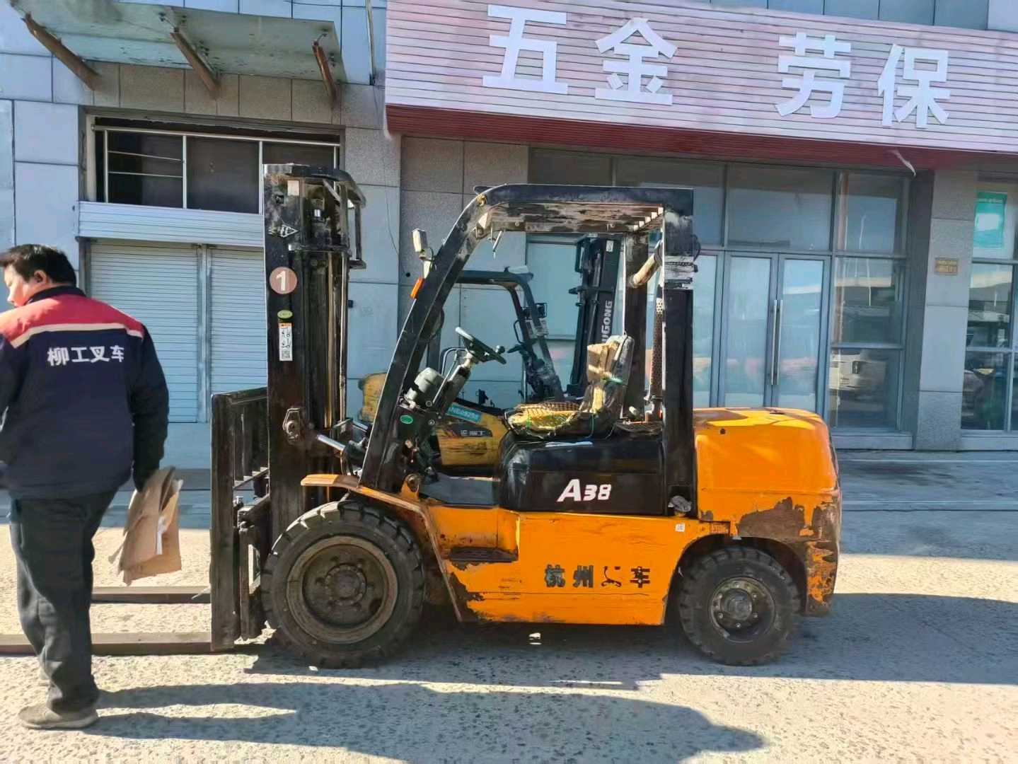 江苏省苏州市姑苏区苏站路27号(苏州火车站地铁站1A入口旁)二手杭叉3.8吨升高0米柴油叉车