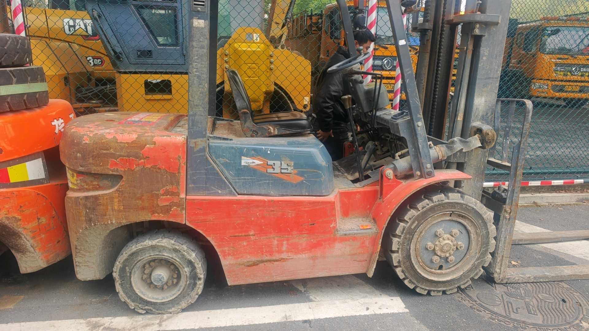 浙江省杭州市上城区映霞街81号二手龙工3.5吨升高0米柴油叉车