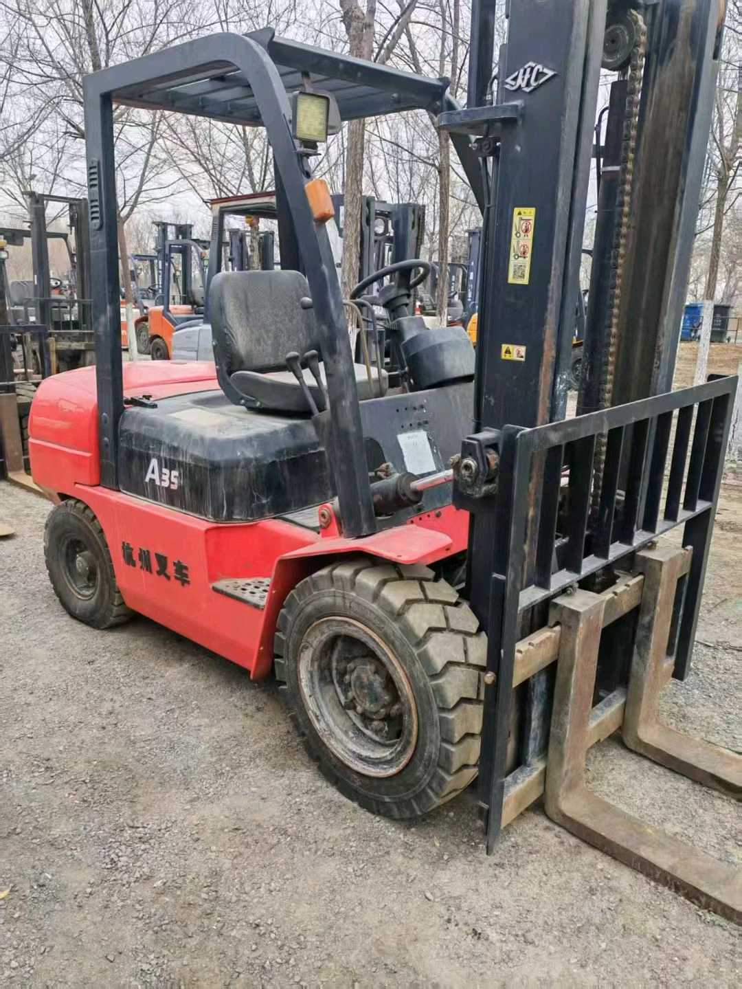 天津市河东区新纬路1号二手杭叉3.5吨升高0米柴油叉车
