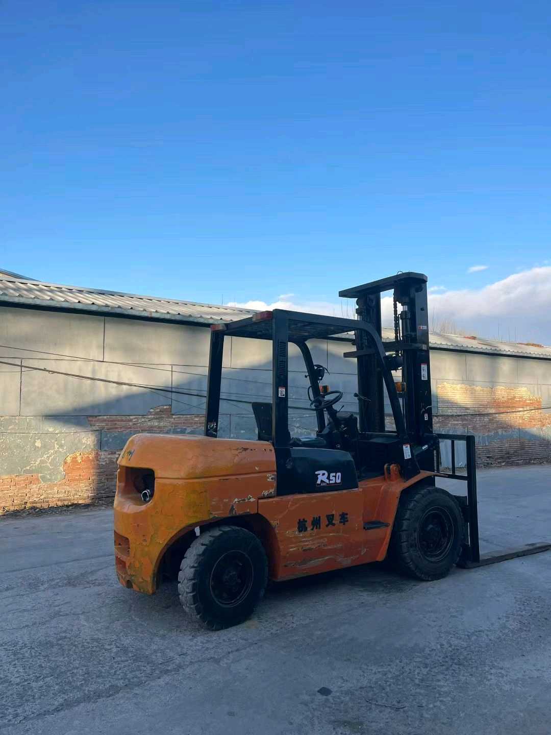 天津市河东区新纬路1号二手杭叉5吨升高0米柴油叉车