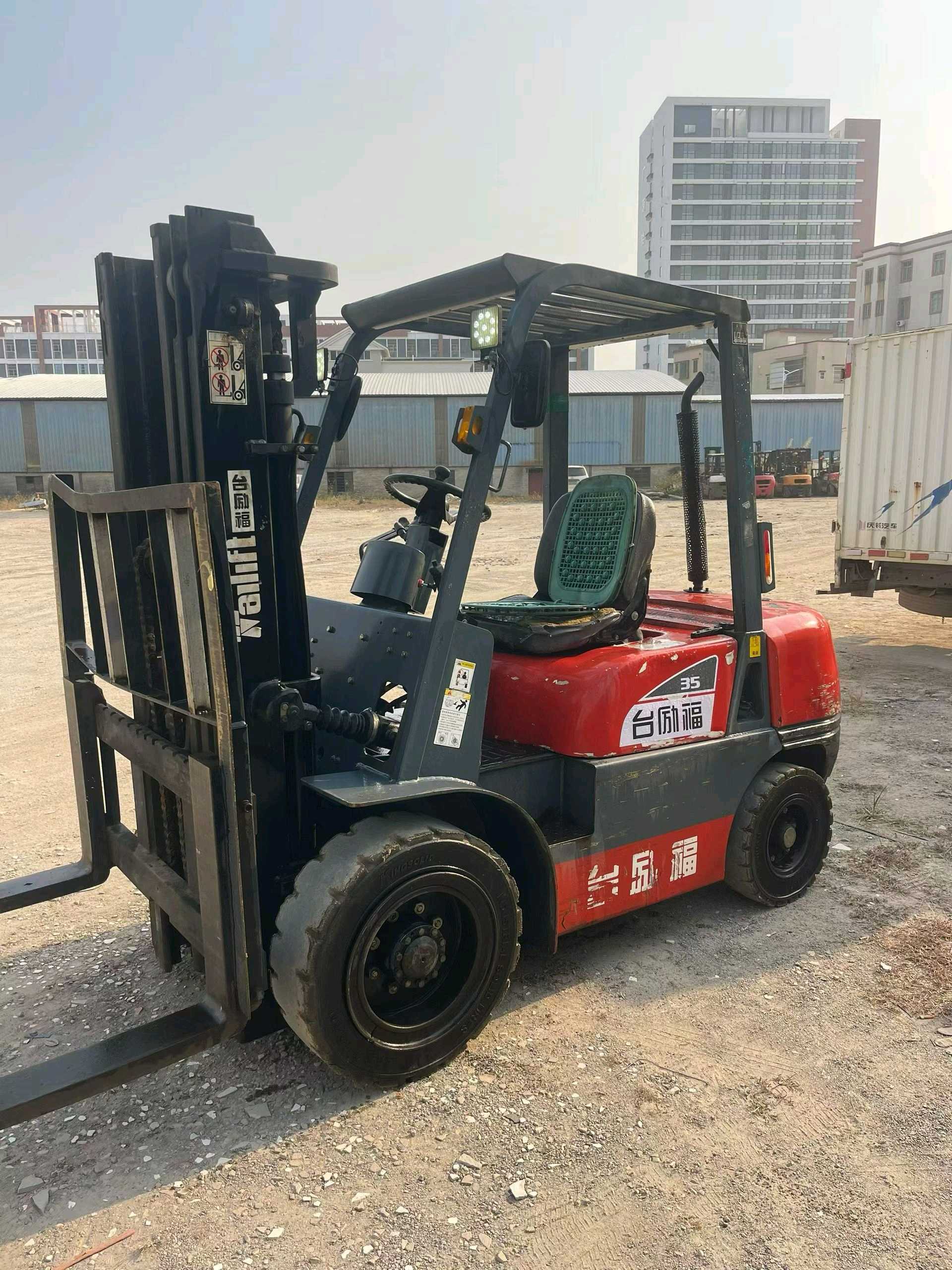 江苏省宿迁市宿城区富康大道与上海路交叉口二手台励福3.5吨升高0米柴油叉车