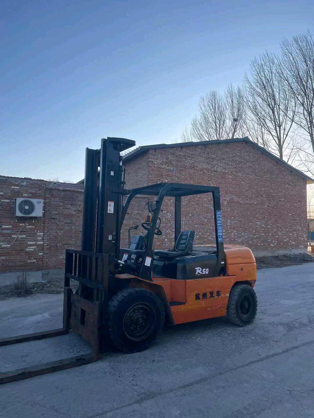 天津市河东区新纬路1号二手杭叉5吨升高0米柴油叉车