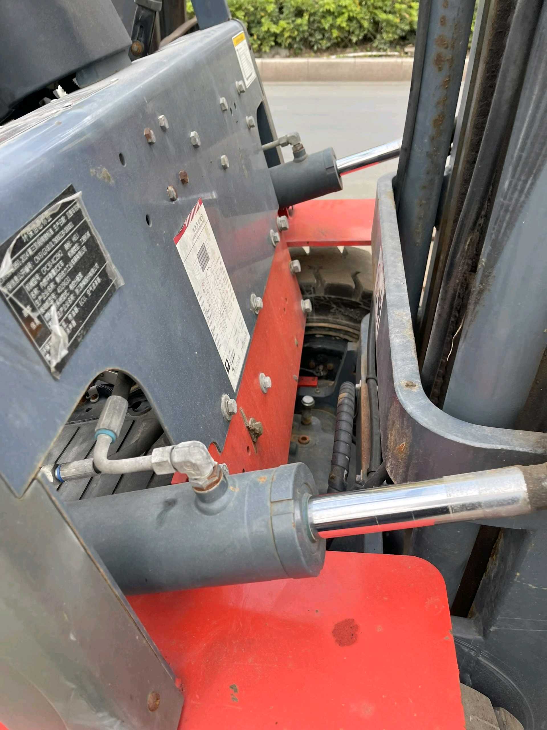 广西壮族自治区桂林市象山区中山南路39号二手合力3吨升高0米柴油叉车