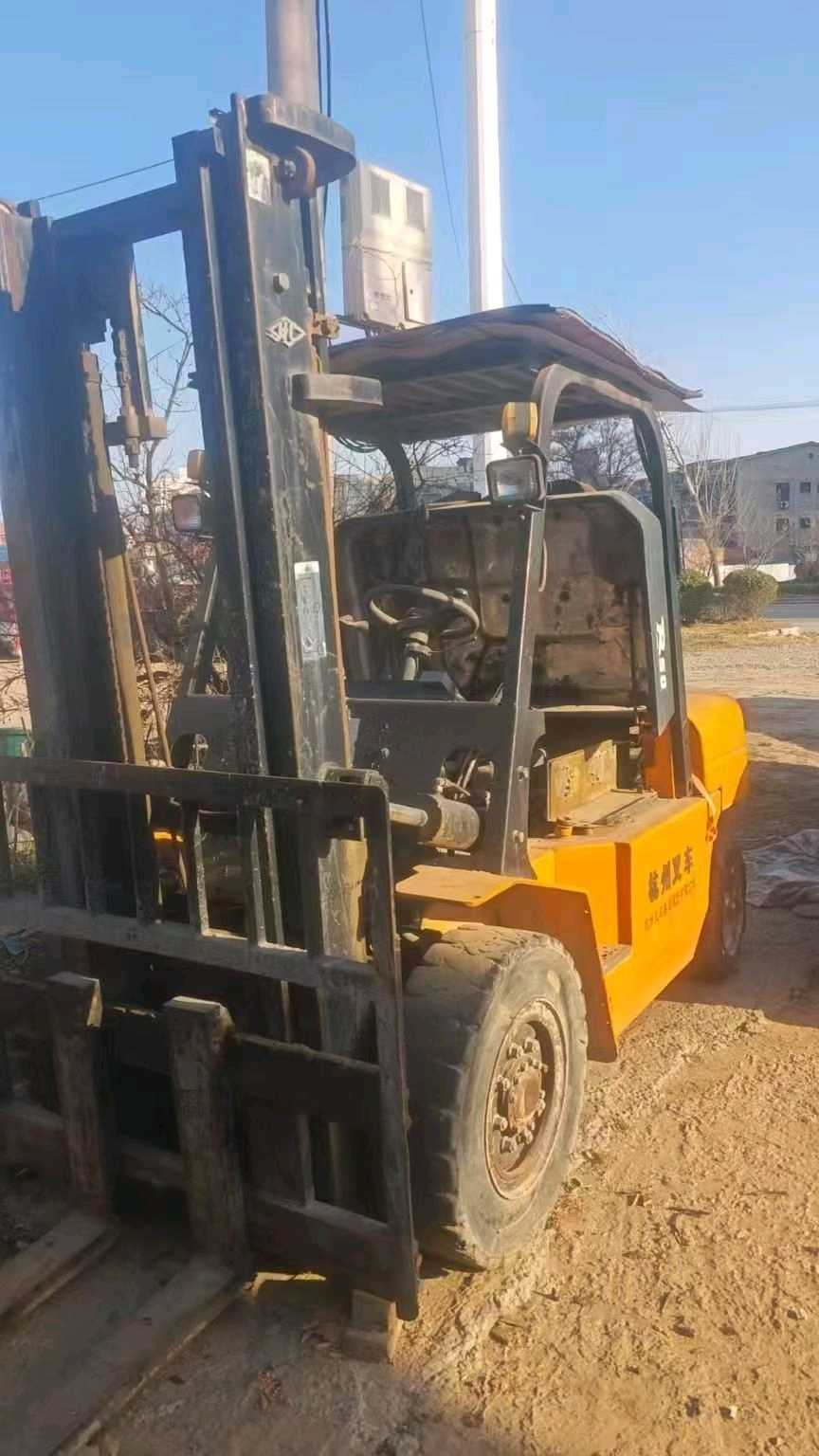 河南省郑州市二七区二马路82号二手杭叉5吨升高0米柴油叉车
