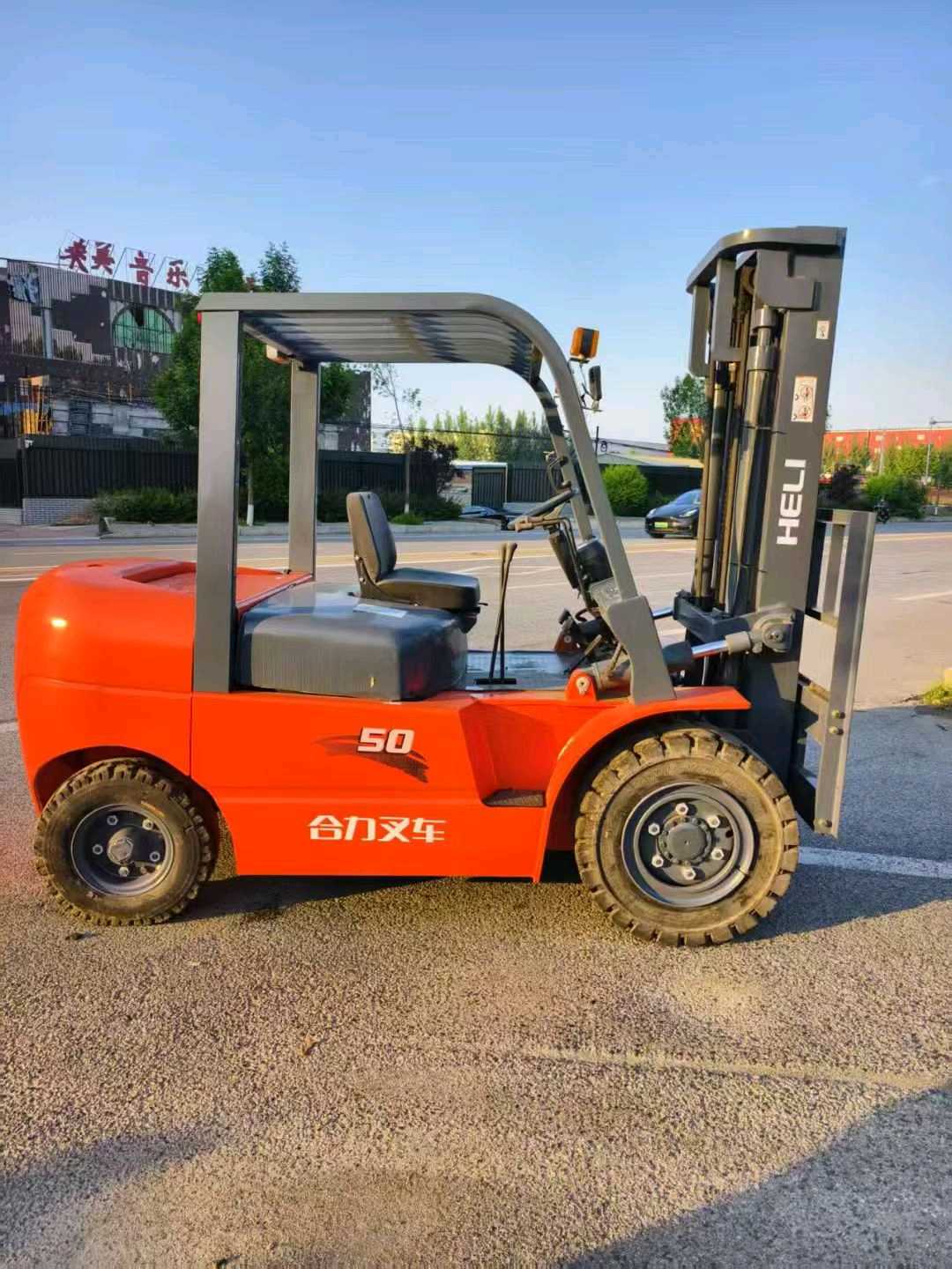 河北省廊坊市安次区常甫路与顺安道交叉口东北侧二手合力5吨升高0米柴油叉车