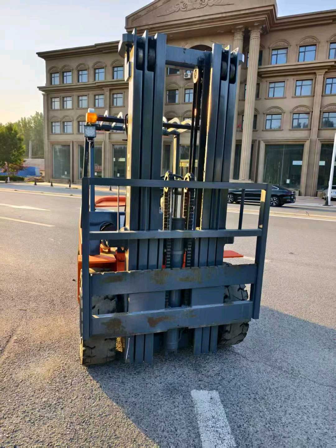 河北省廊坊市安次区常甫路与顺安道交叉口东北侧二手合力5吨升高0米柴油叉车