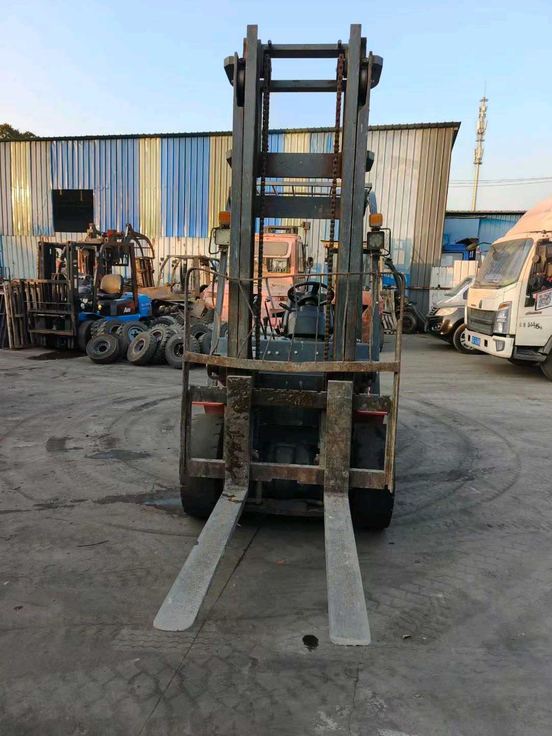 江苏省常州市天宁区关河中路138号二手龙工3吨升高0米柴油叉车