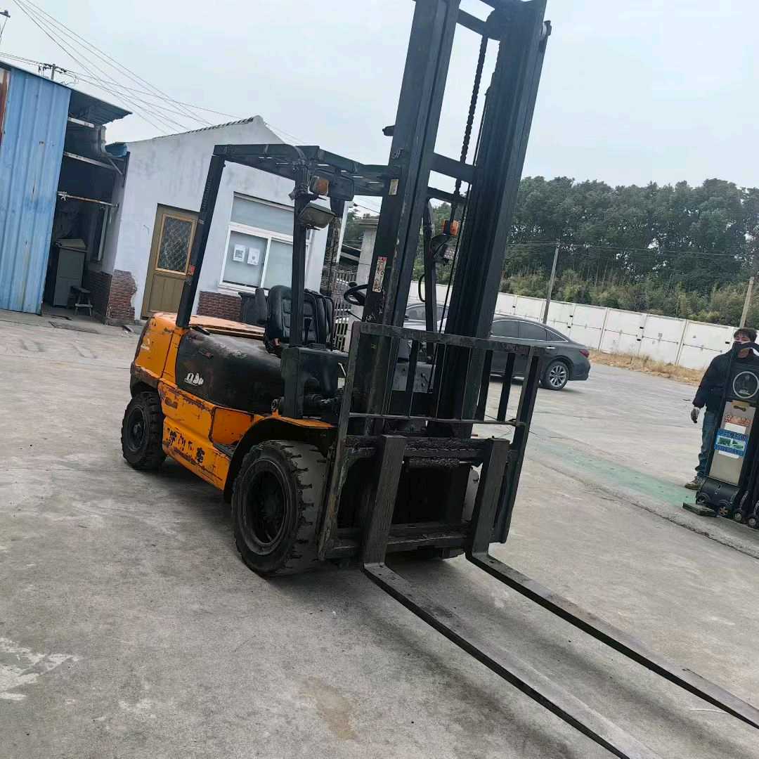 江苏省常州市天宁区关河中路138号二手杭叉3吨升高0米柴油叉车