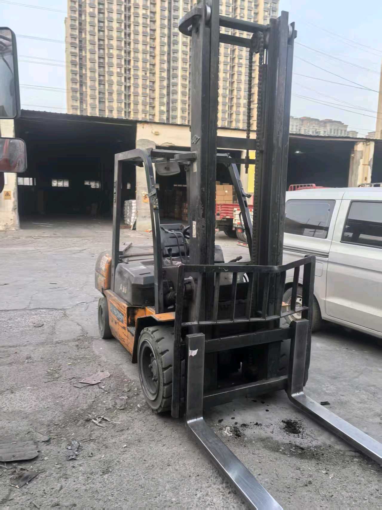 山东省济南市天桥区车站街19号二手杭叉3吨升高0米柴油叉车