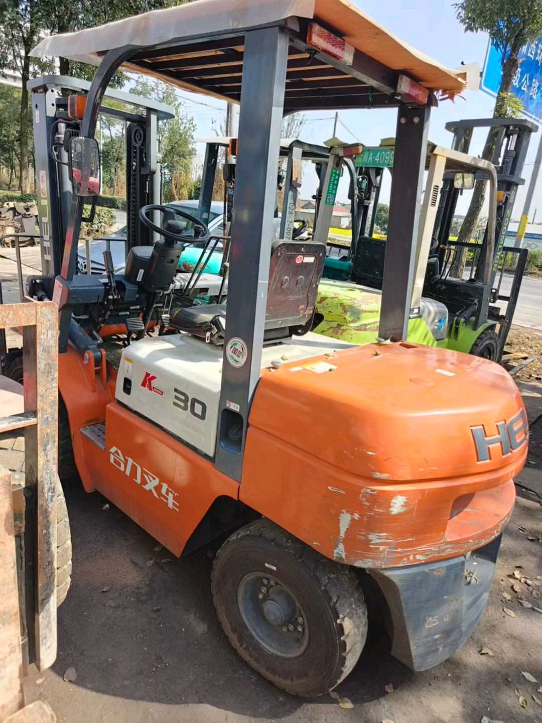 四川省成都市成华区保和街道邛崃山路333号二手合力3吨升高0米柴油叉车