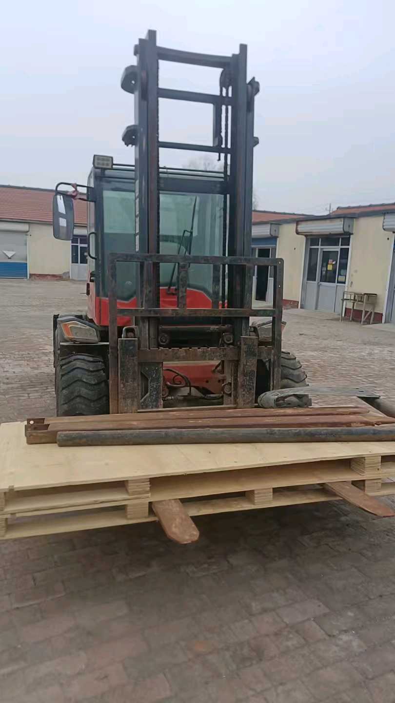 山东省东营市广饶县渤海路与聚财路交叉口东南方向188米左右二手其他384623.5吨升高0米柴油叉车