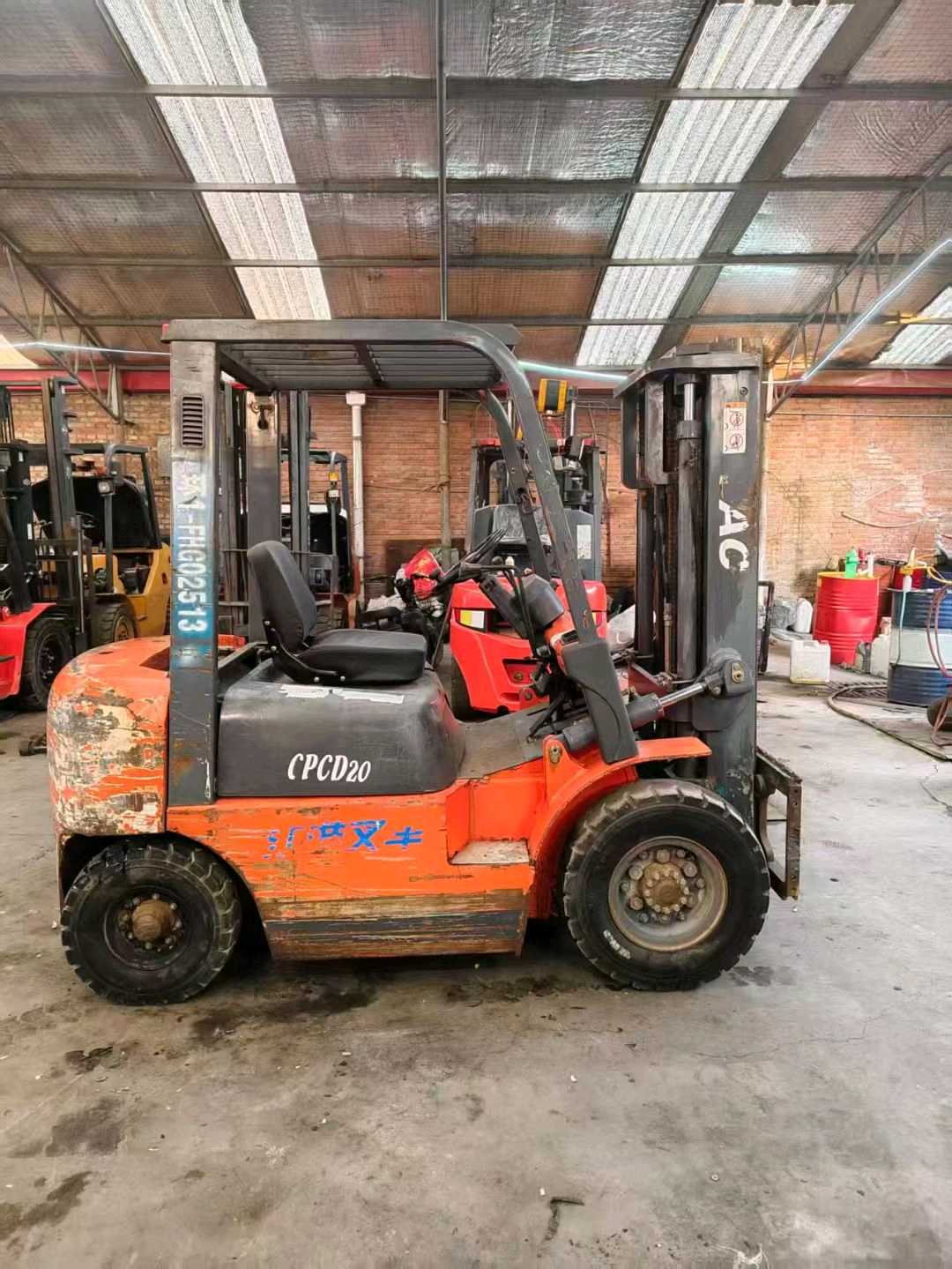 天津市河东区新纬路1号二手江淮2吨升高0米柴油叉车