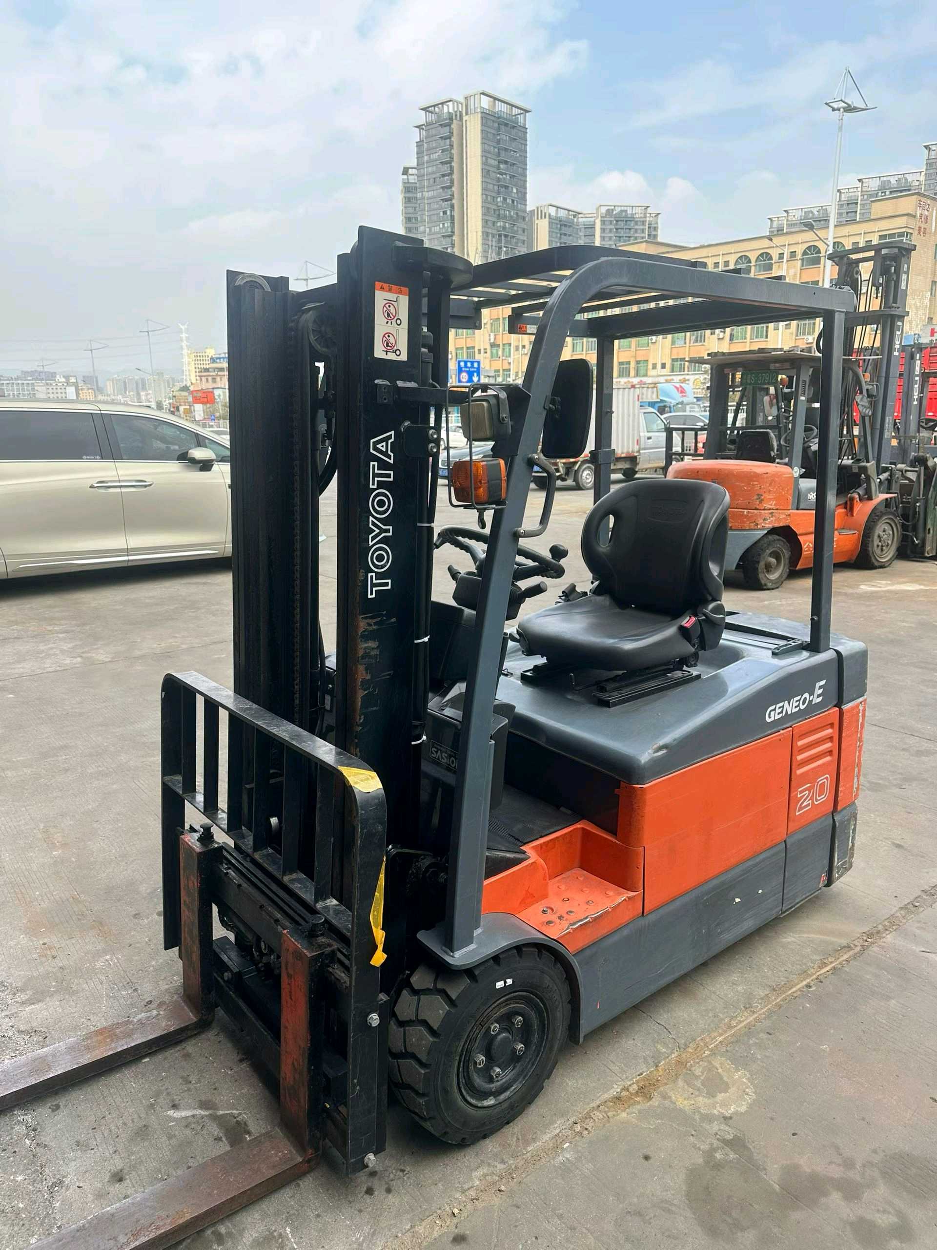广东省东莞市环湖西路二手丰田2吨升高0米电动叉车