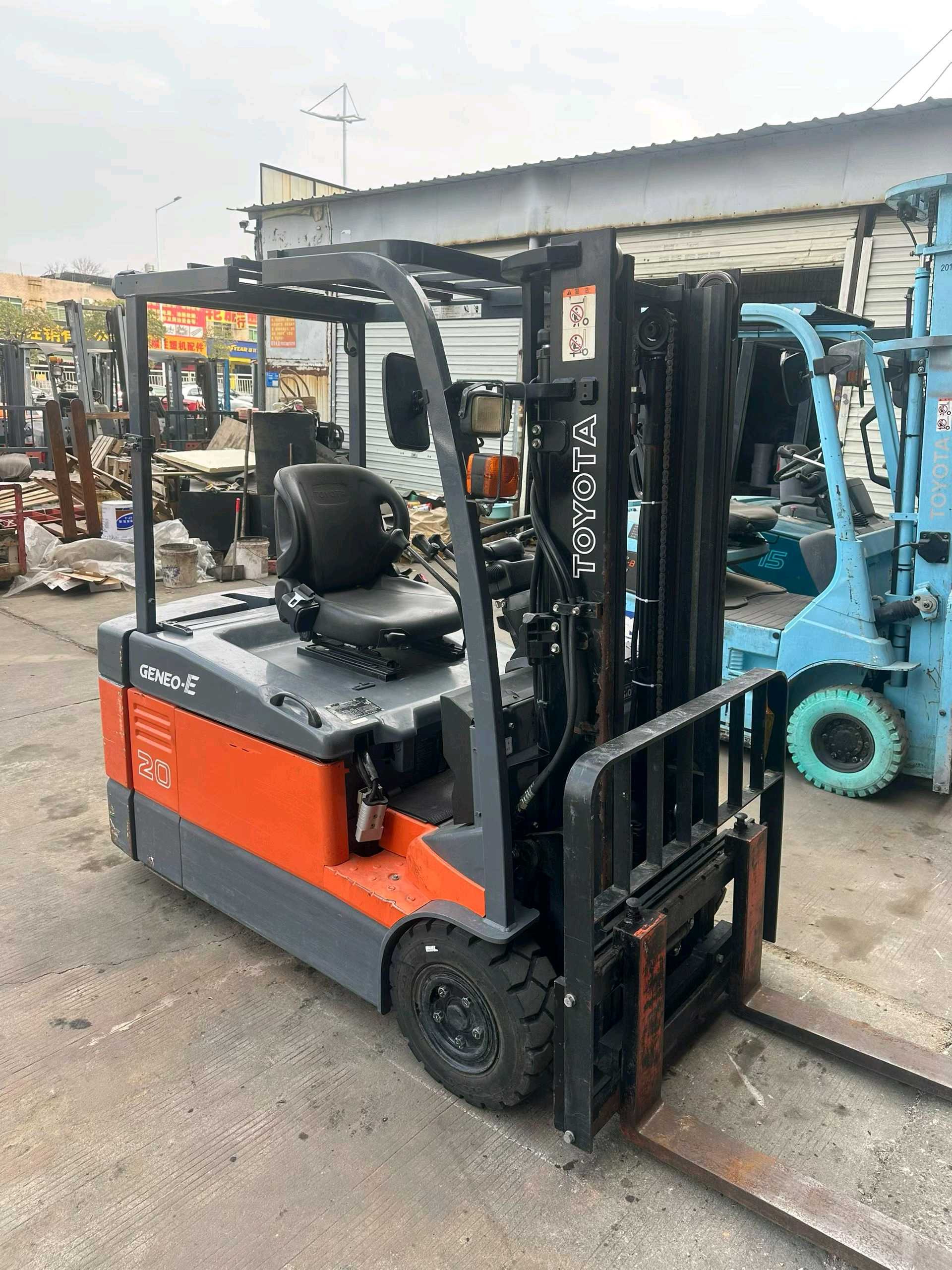 二手丰田2吨电动叉车出售