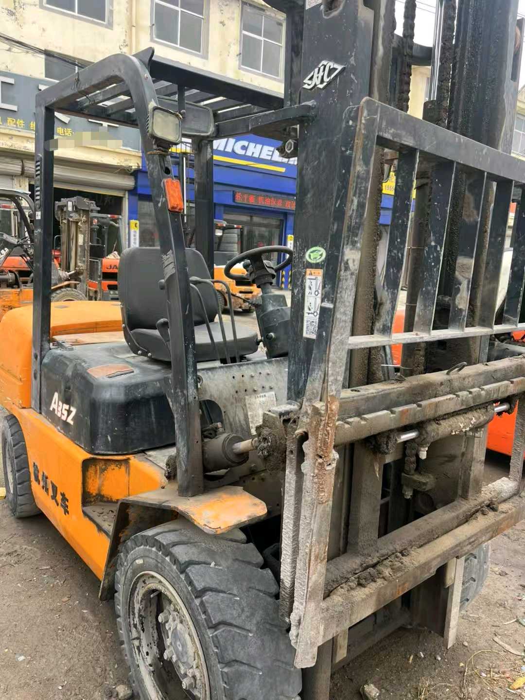 山东省菏泽市牡丹区中华路与桂陵路交叉口正东方向280米左右二手杭叉3.5吨升高0米柴油叉车