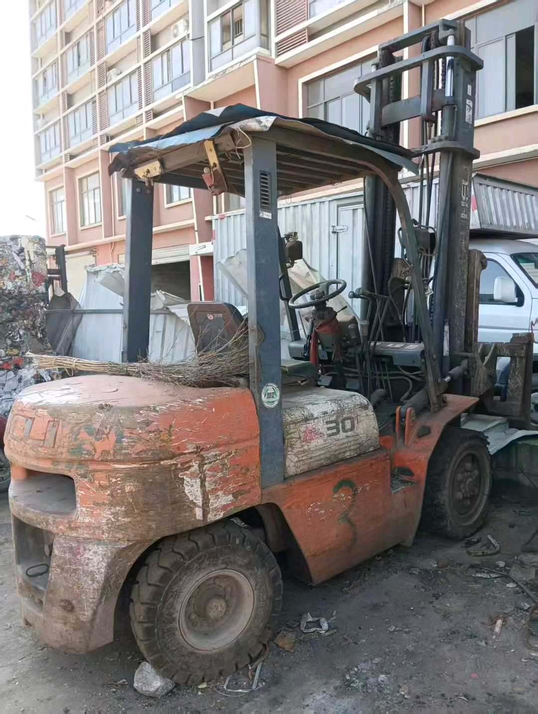 安徽省铜陵市铜官区北京东路与沿新公路交汇处东侧二手合力3吨升高0米柴油叉车