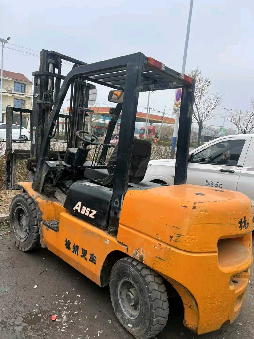 山东省菏泽市牡丹区中华路与桂陵路交叉口正东方向280米左右二手杭叉3.5吨升高0米柴油叉车