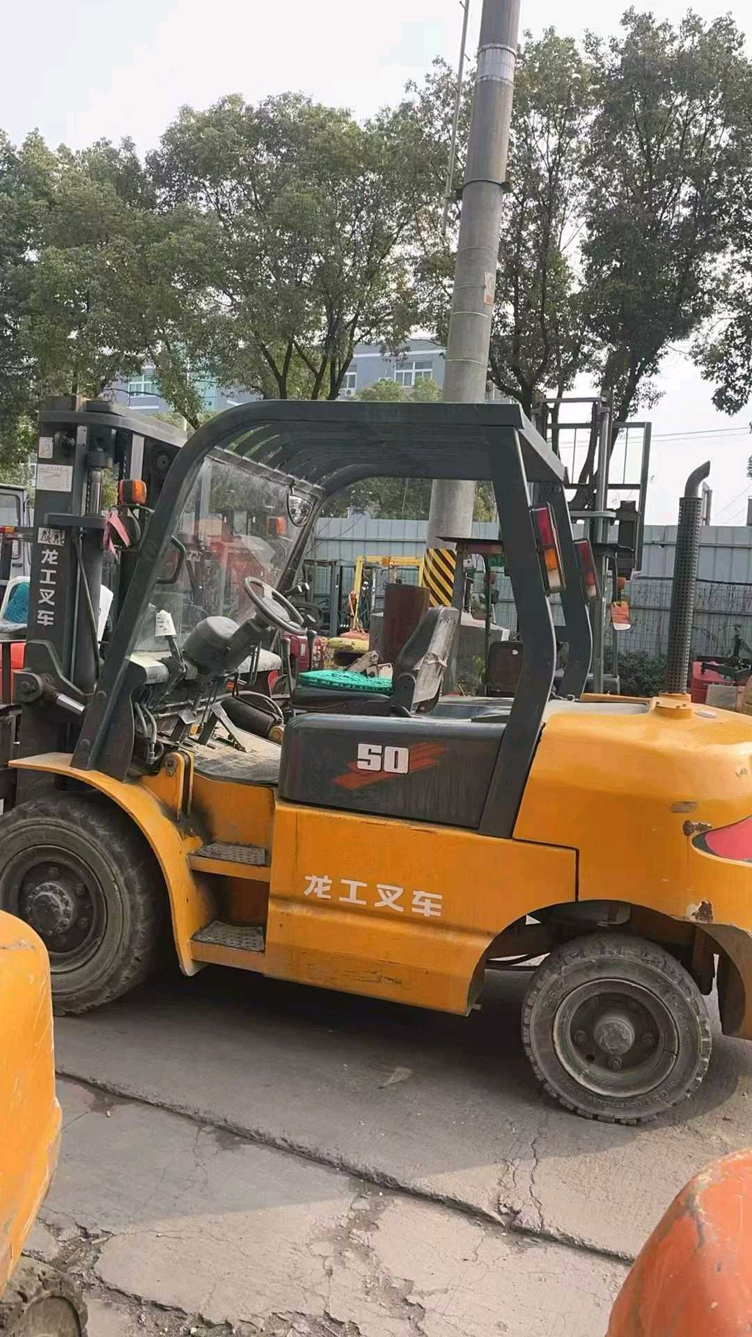 上海市静安区秣陵路303号二手龙工5吨升高0米柴油叉车