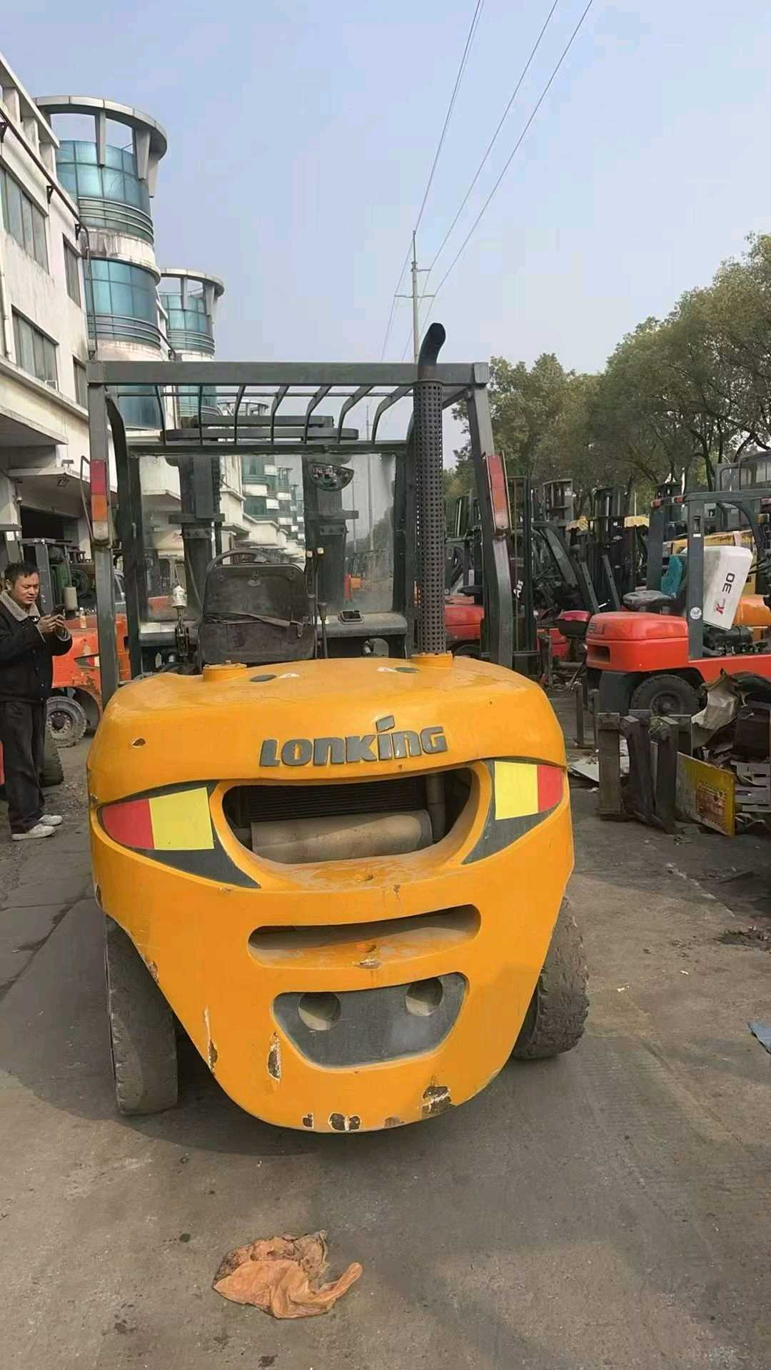 上海市静安区秣陵路303号二手龙工5吨升高0米柴油叉车