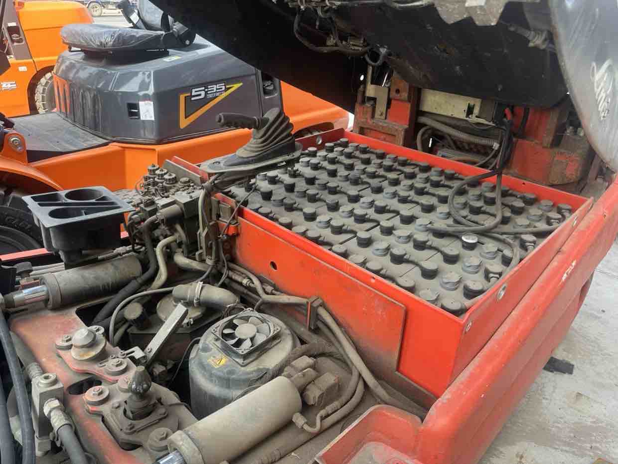 二手林德3.0吨电动叉车出售