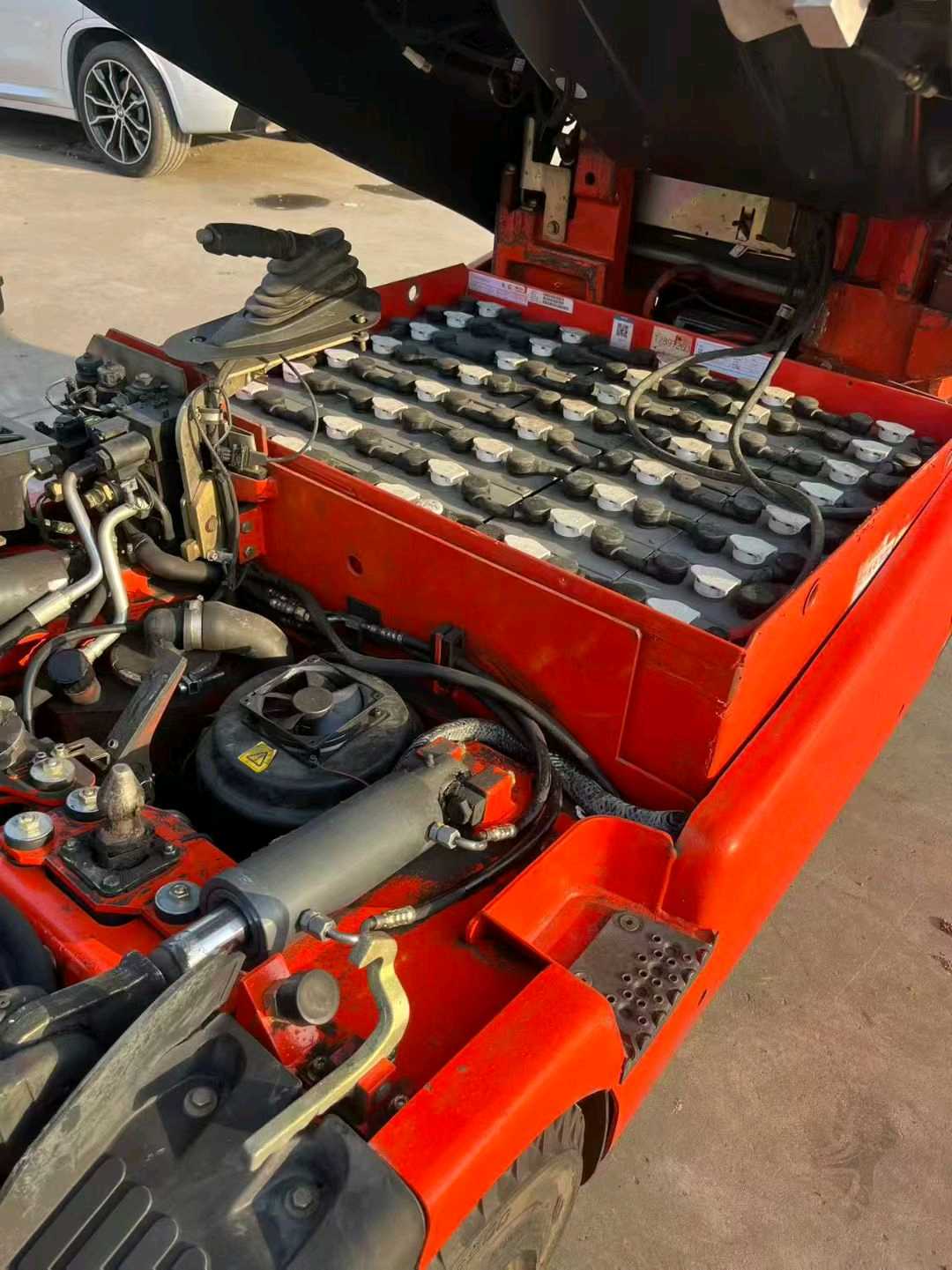 河北省廊坊市安次区常甫路与顺安道交叉口东北侧二手林德3吨升高0米电动叉车