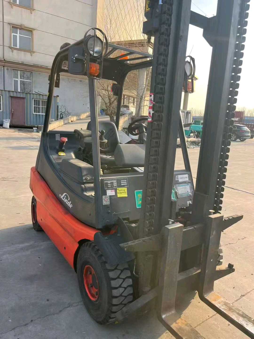 河北省廊坊市安次区常甫路与顺安道交叉口东北侧二手林德3吨升高0米电动叉车