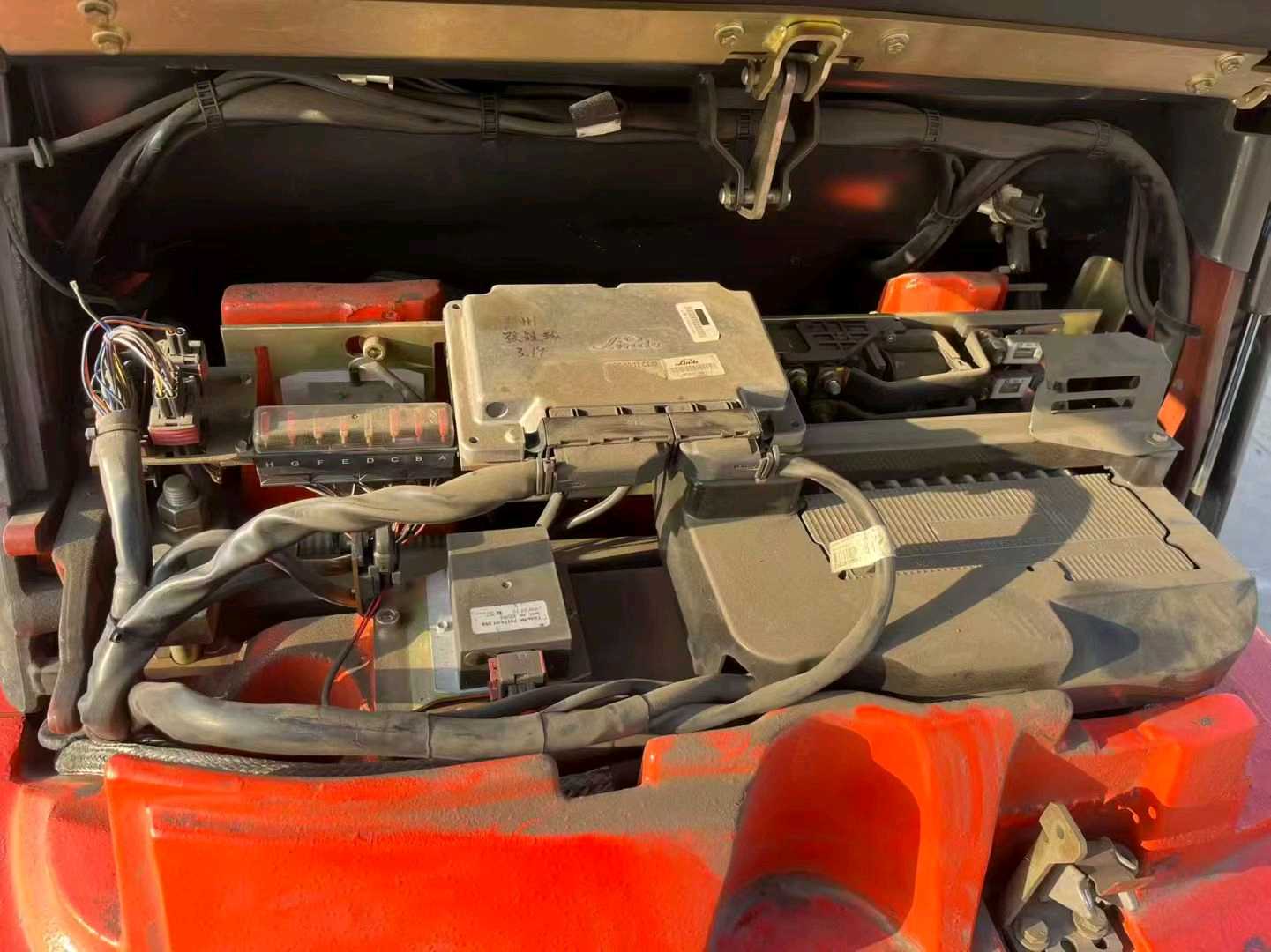 河北省廊坊市安次区常甫路与顺安道交叉口东北侧二手林德3吨升高0米电动叉车