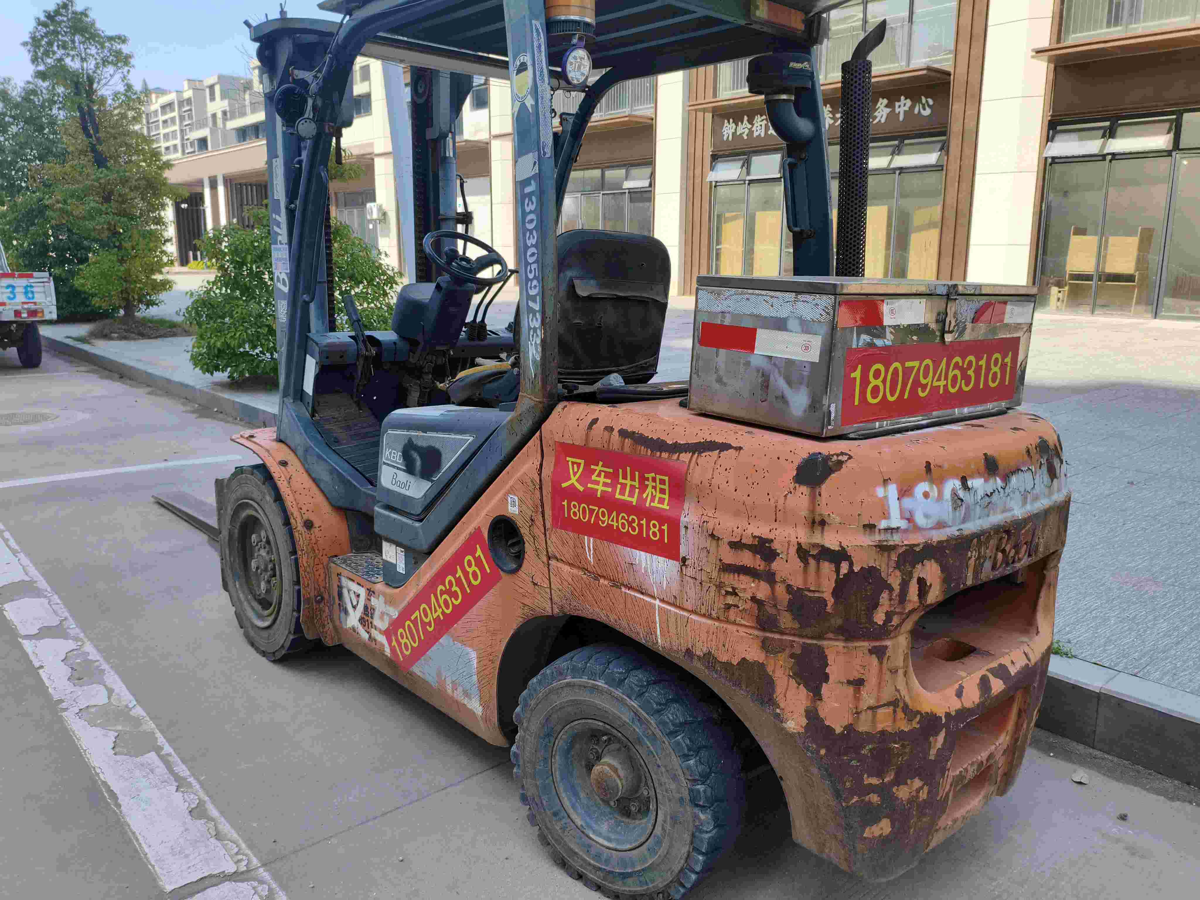 江西省抚州市临川区青云街道金巢大道39号二手宝骊3.8吨升高0米柴油叉车