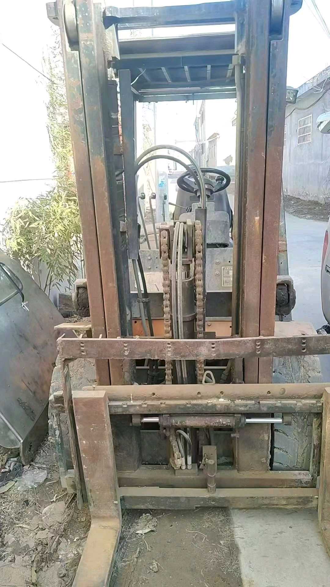 河北省石家庄市桥西区石家庄桥西区京广西街与新石南路交叉口二手杭叉3吨升高0米柴油叉车