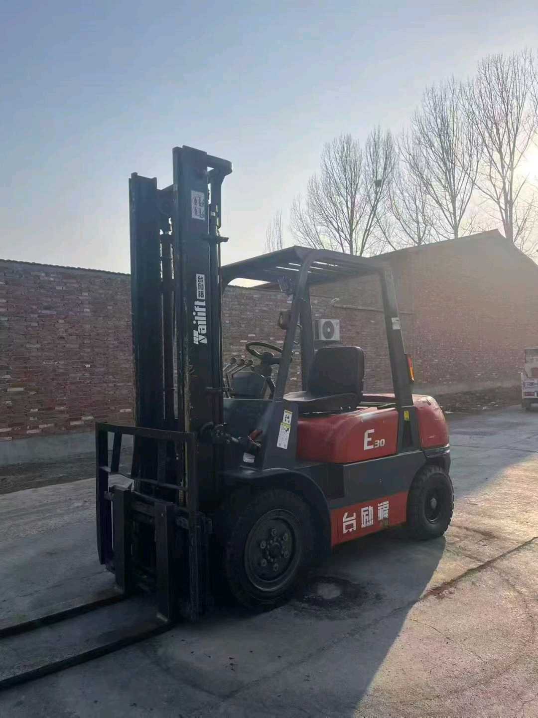 河北省廊坊市安次区常甫路与顺安道交叉口东北侧二手台励福3吨升高0米柴油叉车