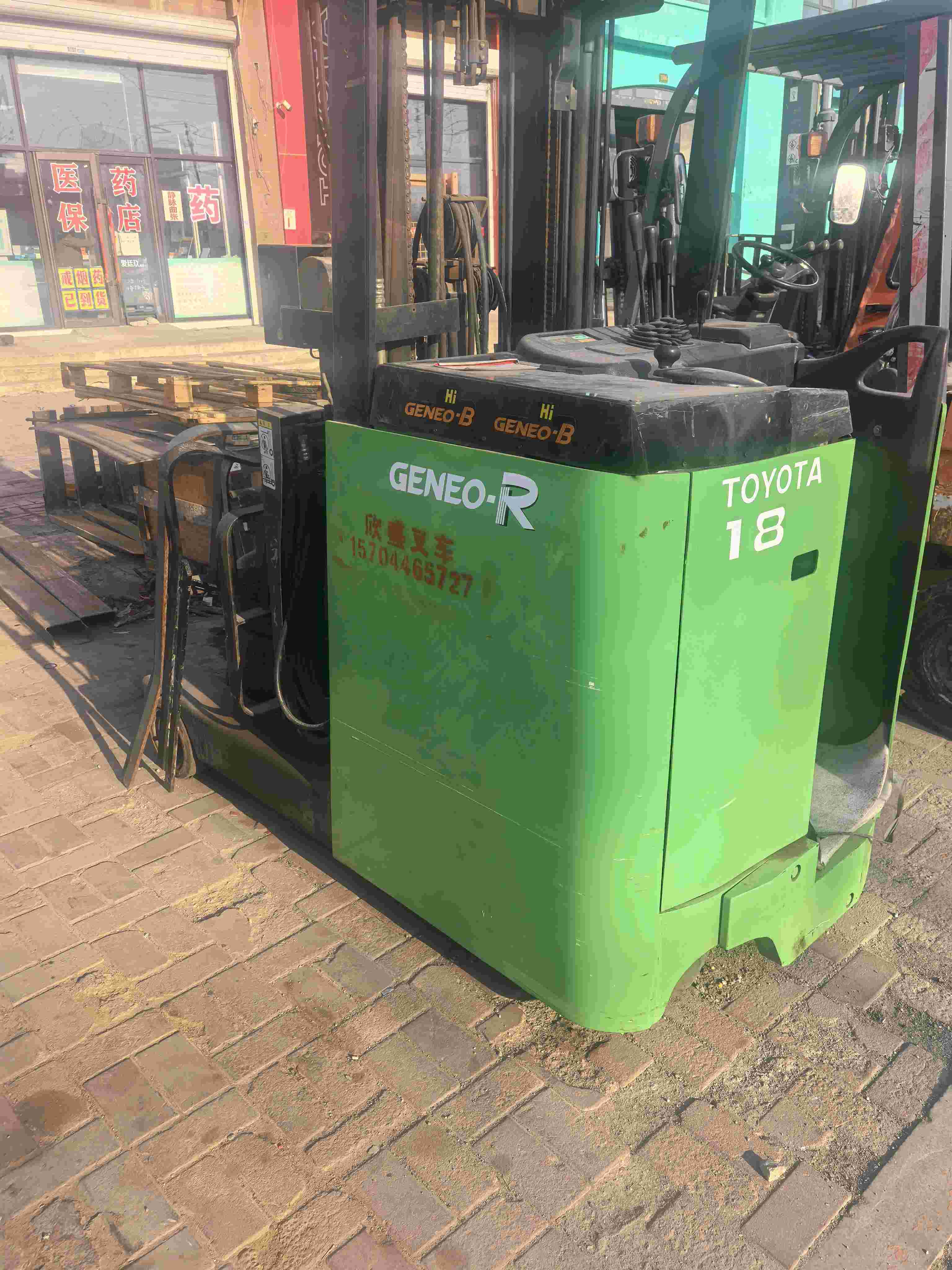 吉林省长春市绿园区汽开区西湖大路波尔的家8栋103门市二手丰田1.8吨升高0米站驾前移式电动叉车