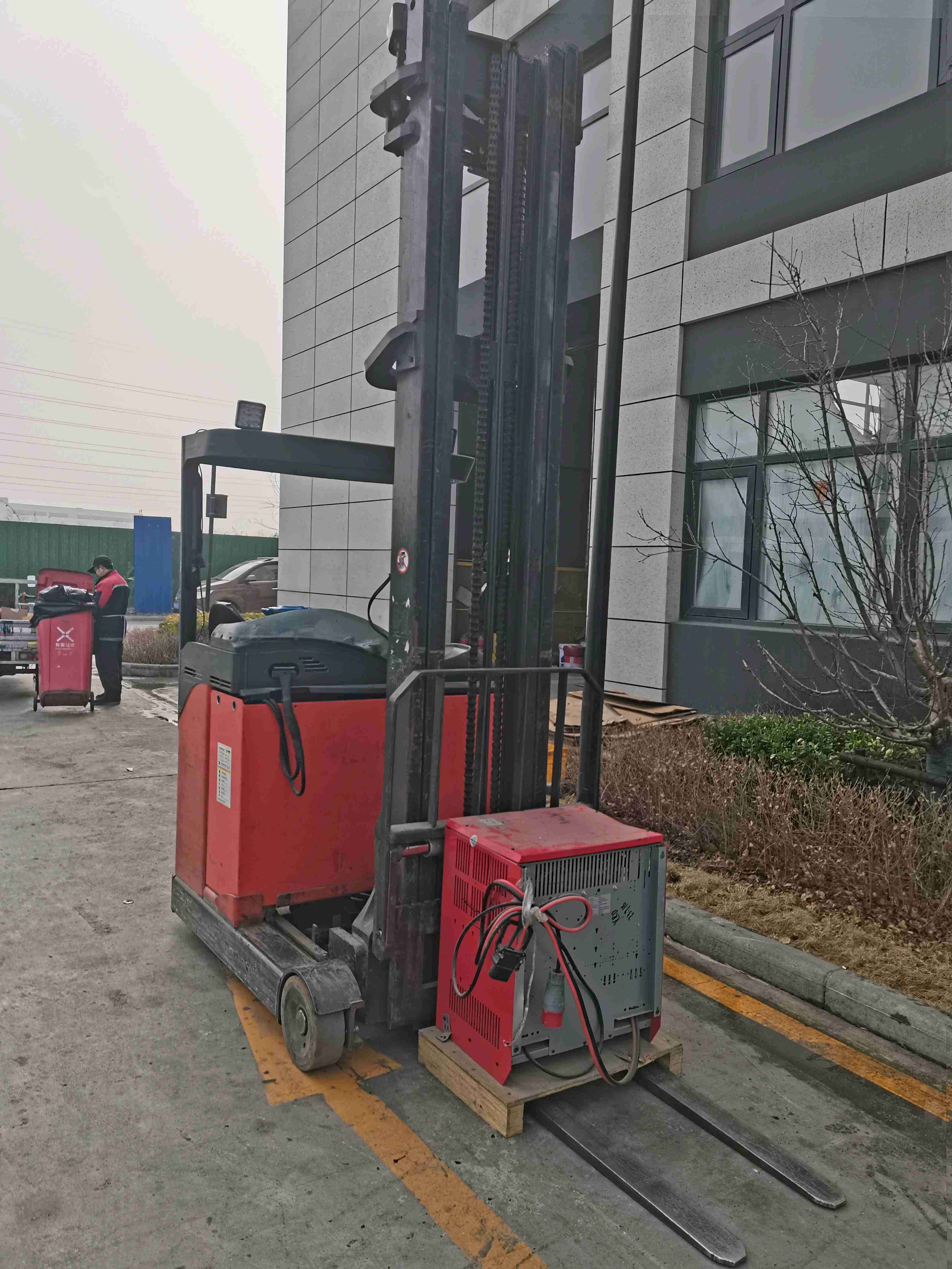 天津市东丽区联东U谷滨海科技港46幢二手林德1.4吨升高0米座驾前移式电动叉车