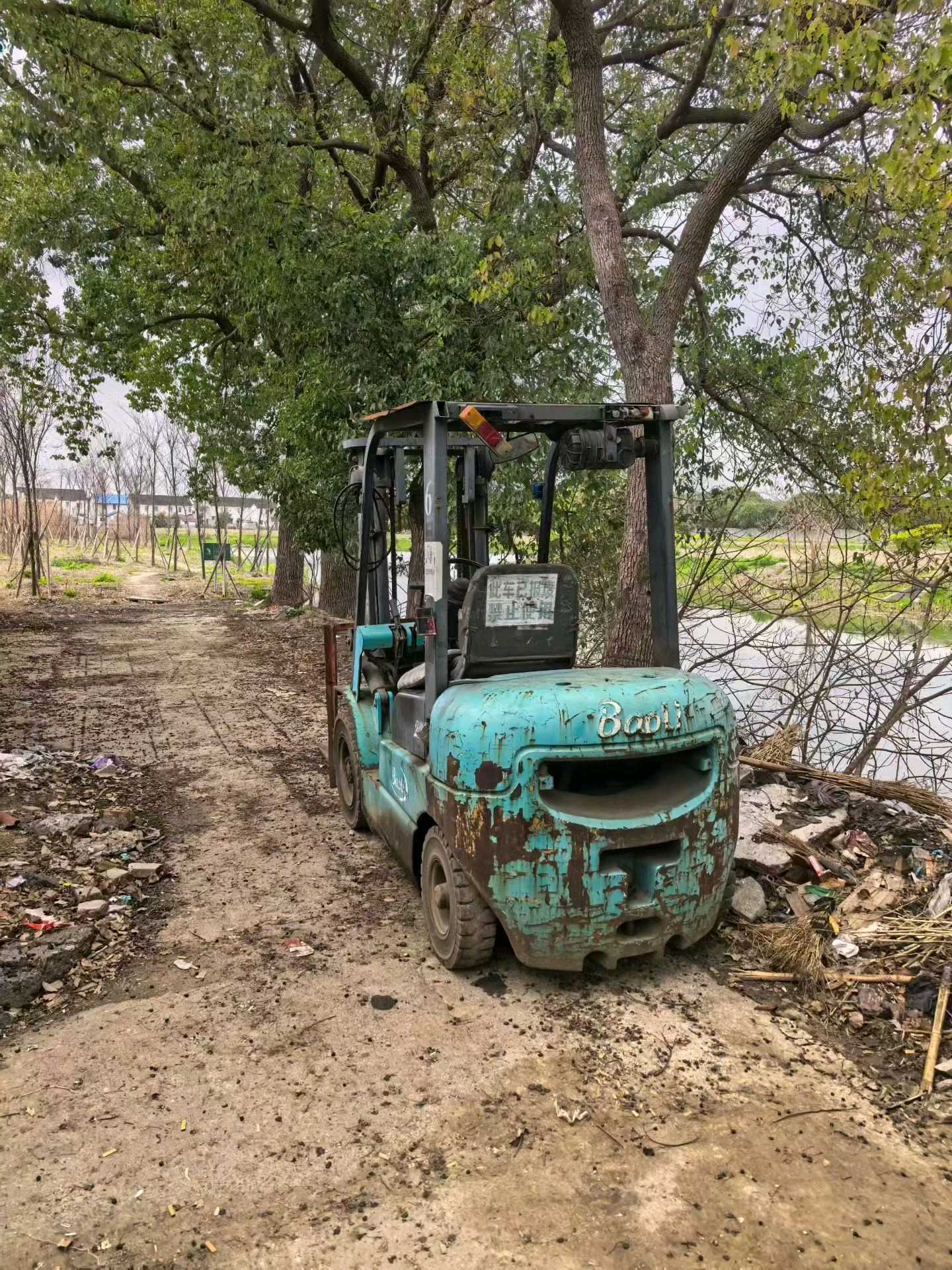 河南省南阳市卧龙区车站北路与新华西路交汇处西侧二手宝骊3吨升高0米柴油叉车