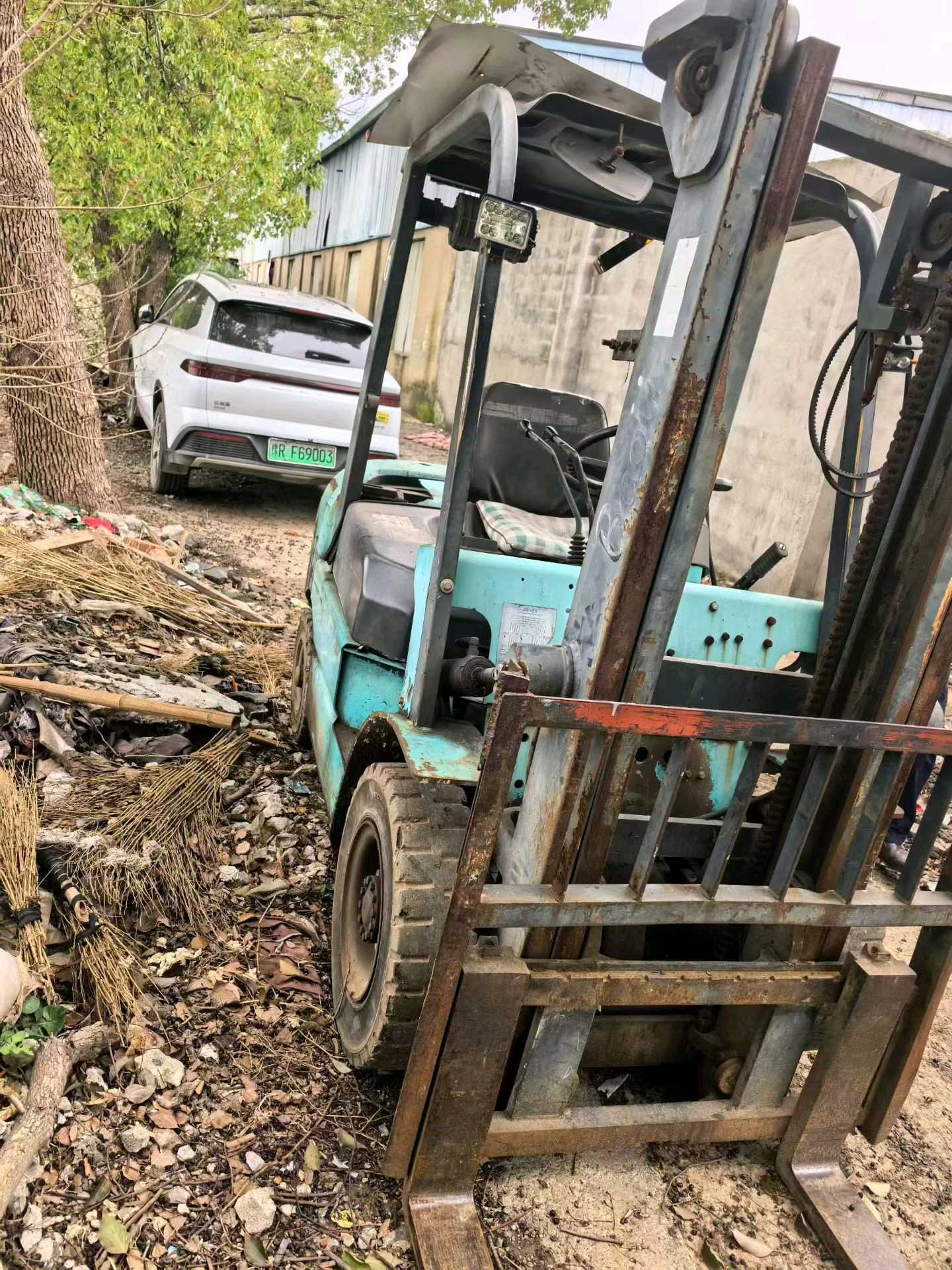 河南省南阳市卧龙区车站北路与新华西路交汇处西侧二手宝骊3吨升高0米柴油叉车