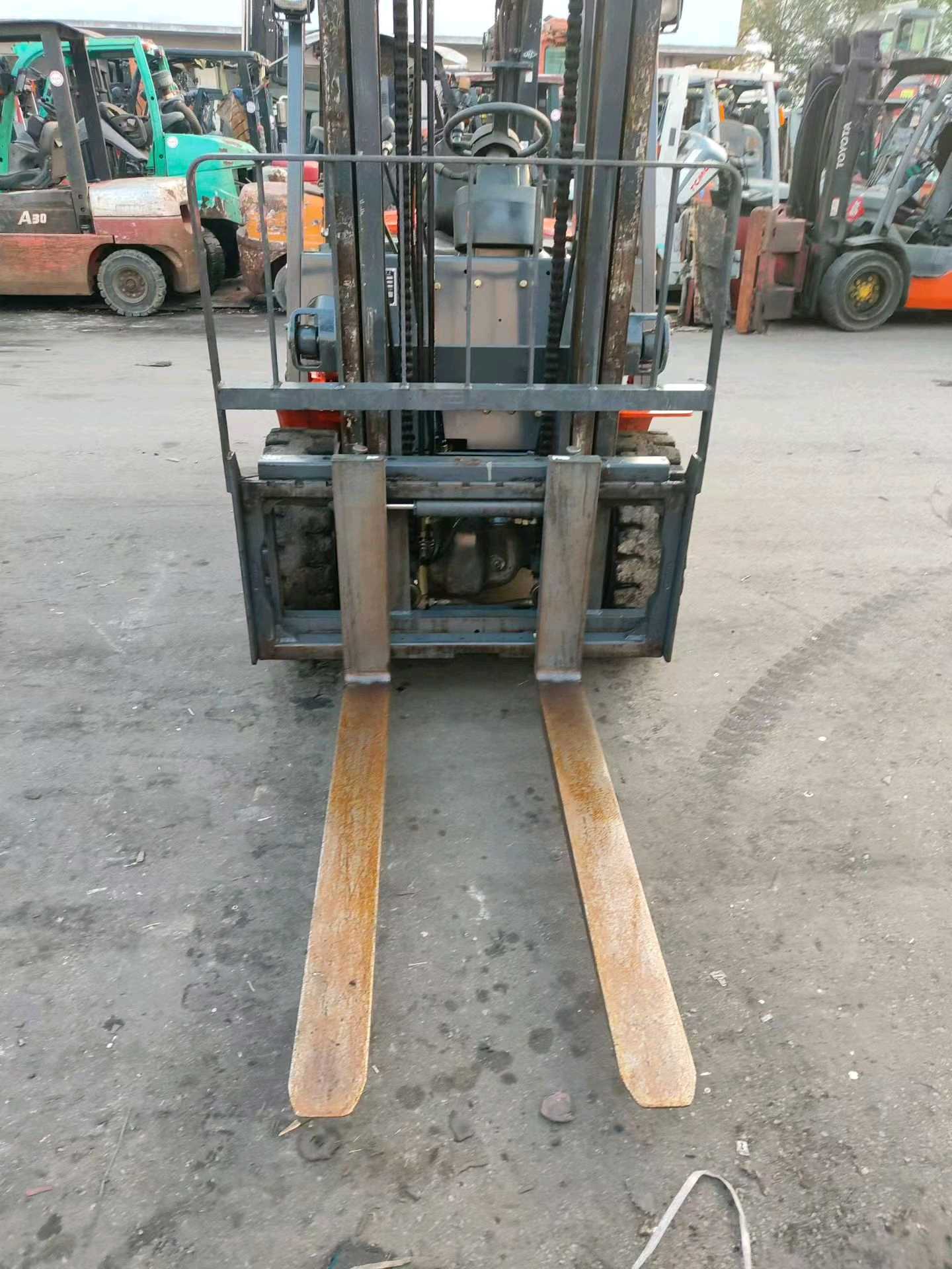 上海市静安区秣陵路303号二手龙工3.5吨升高0米柴油叉车