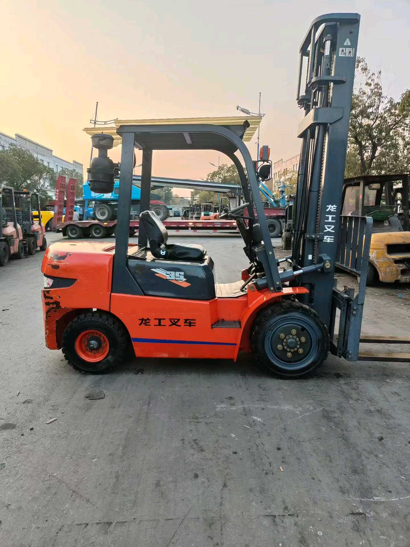 上海市静安区秣陵路303号二手龙工3.5吨升高0米柴油叉车