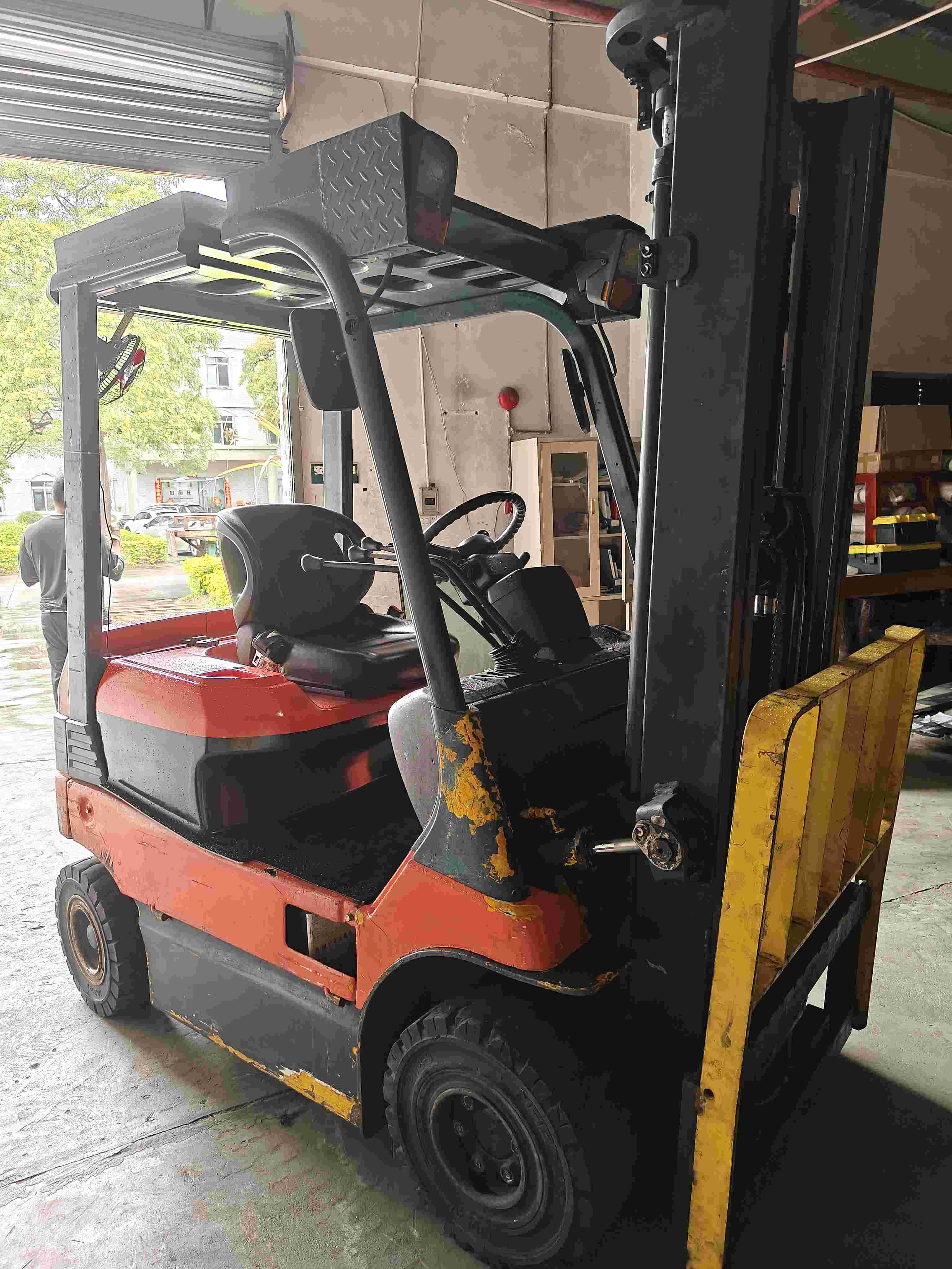 广东省东莞市牛山工业园三兴路18号二手丰田1.8吨升高0米电动叉车